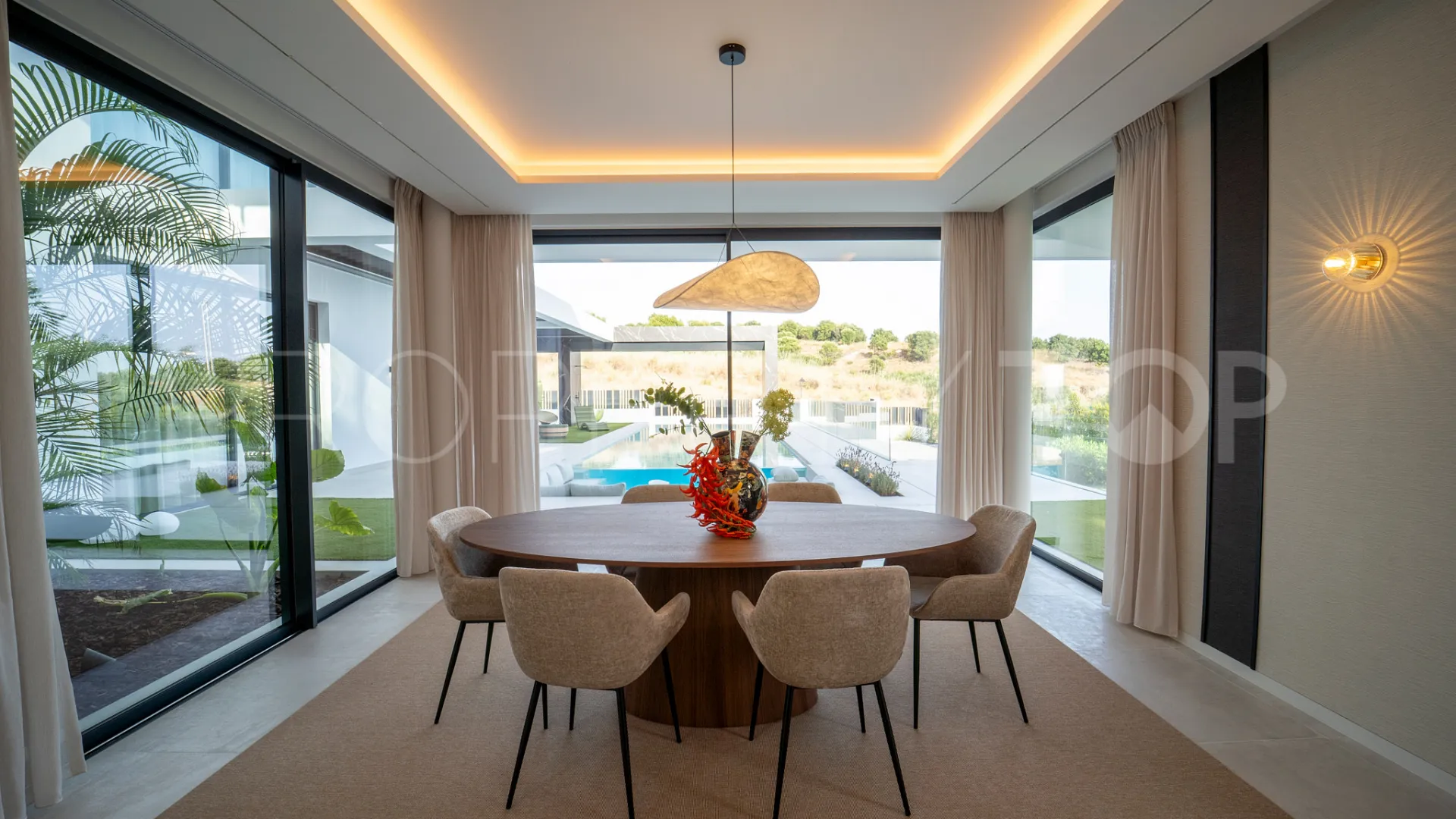 For sale Altos del Paraiso villa with 6 bedrooms