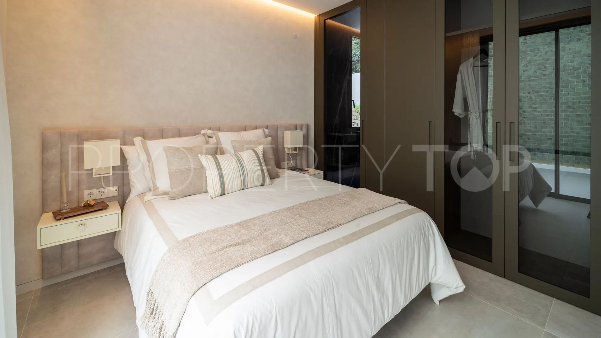 For sale Altos del Paraiso villa with 6 bedrooms