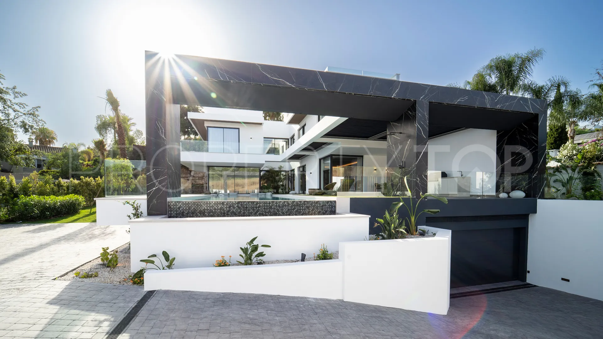 For sale Altos del Paraiso villa with 6 bedrooms