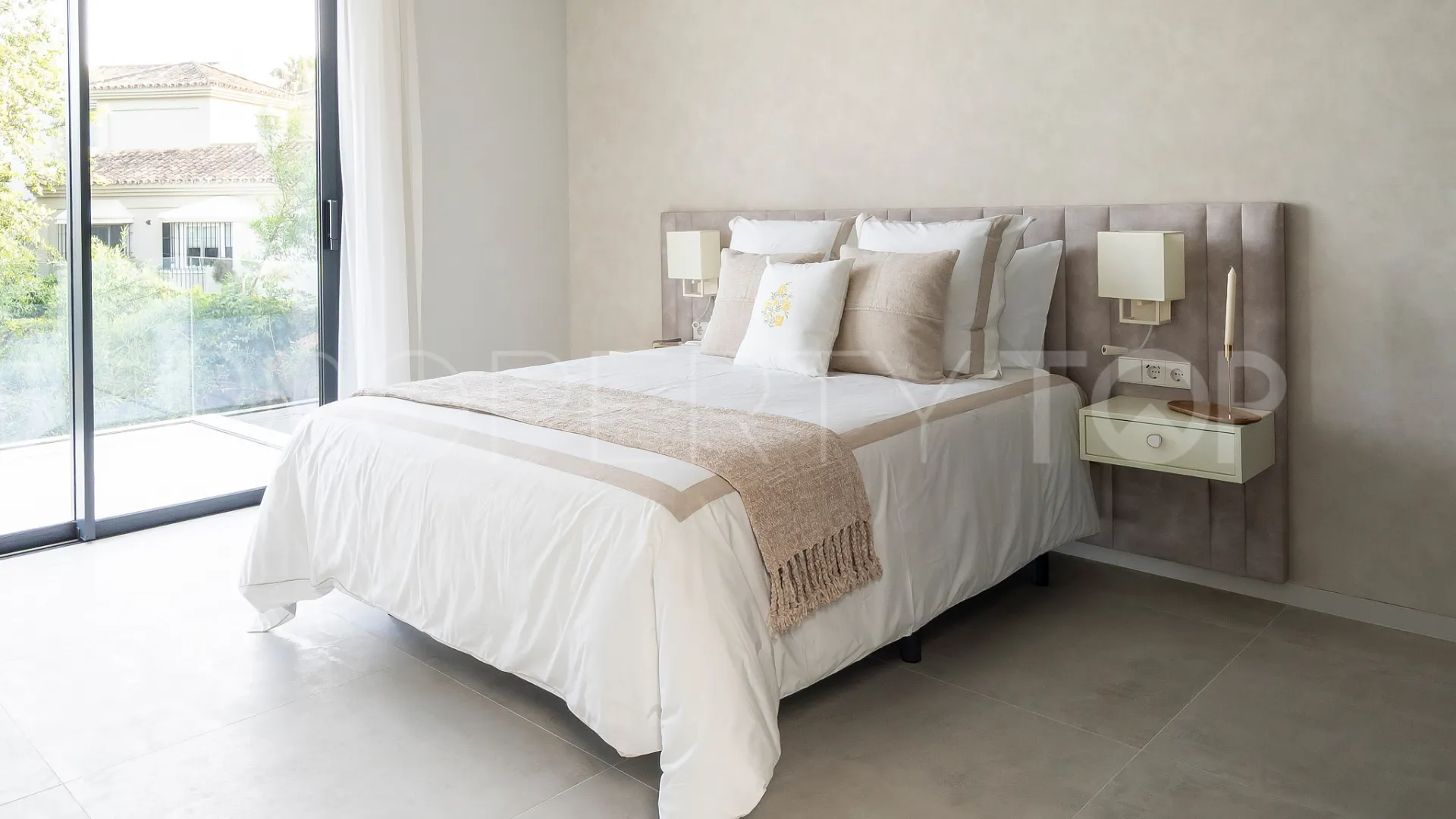 For sale Altos del Paraiso villa with 6 bedrooms