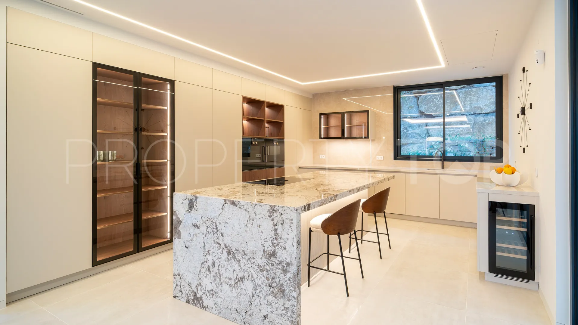 For sale Altos del Paraiso villa with 6 bedrooms