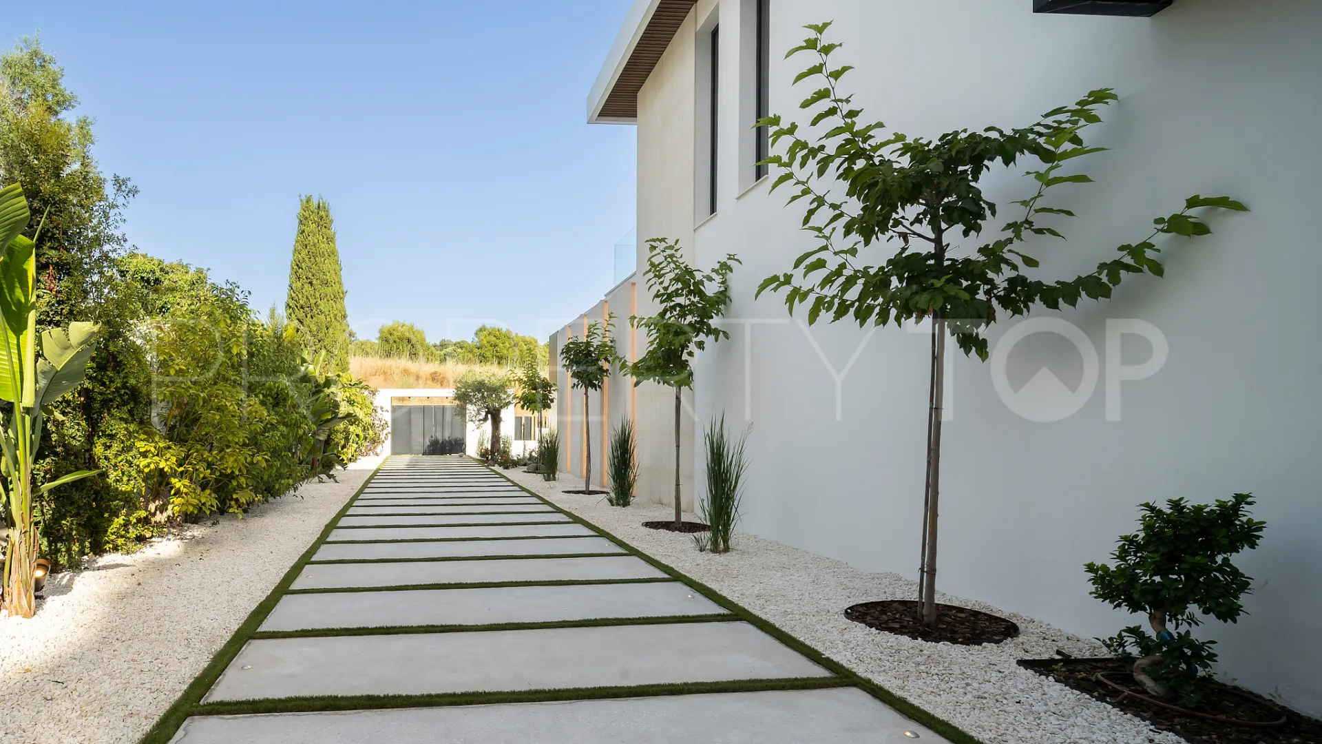 For sale Altos del Paraiso villa with 6 bedrooms