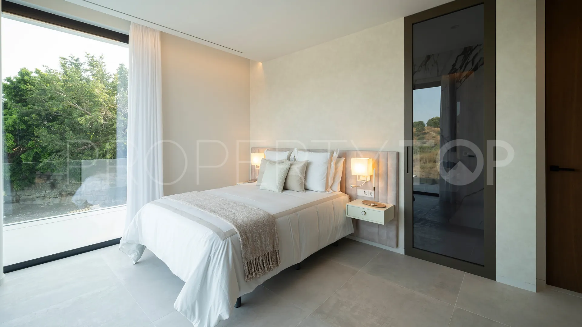 For sale Altos del Paraiso villa with 6 bedrooms