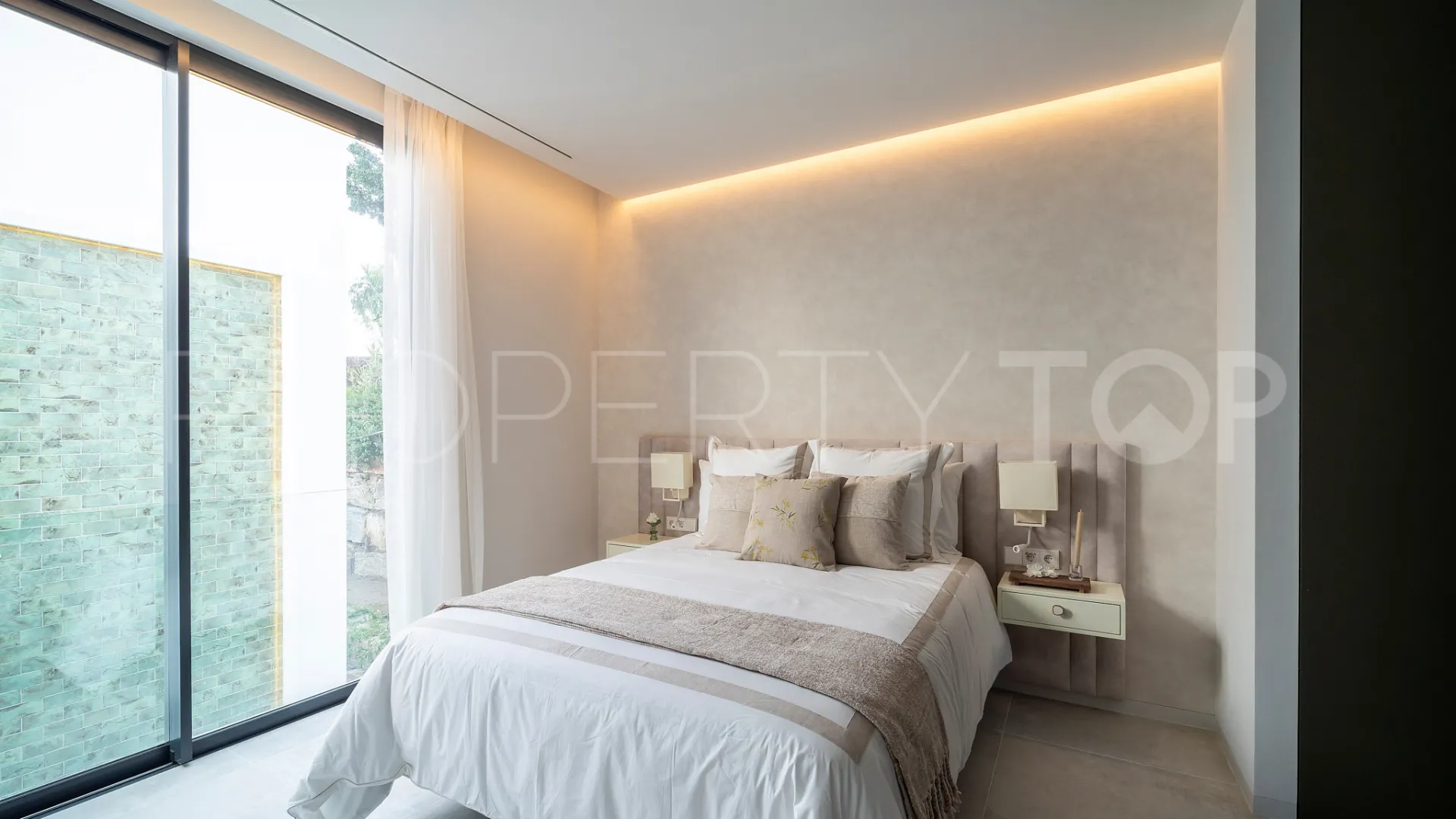 For sale Altos del Paraiso villa with 6 bedrooms