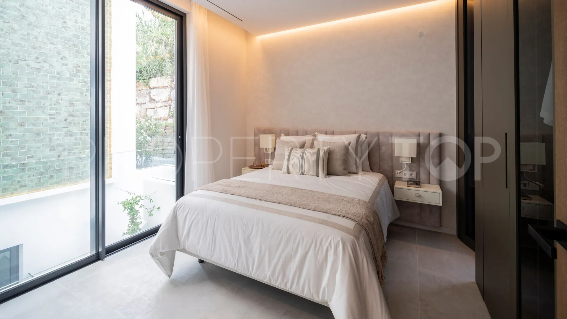 For sale Altos del Paraiso villa with 6 bedrooms