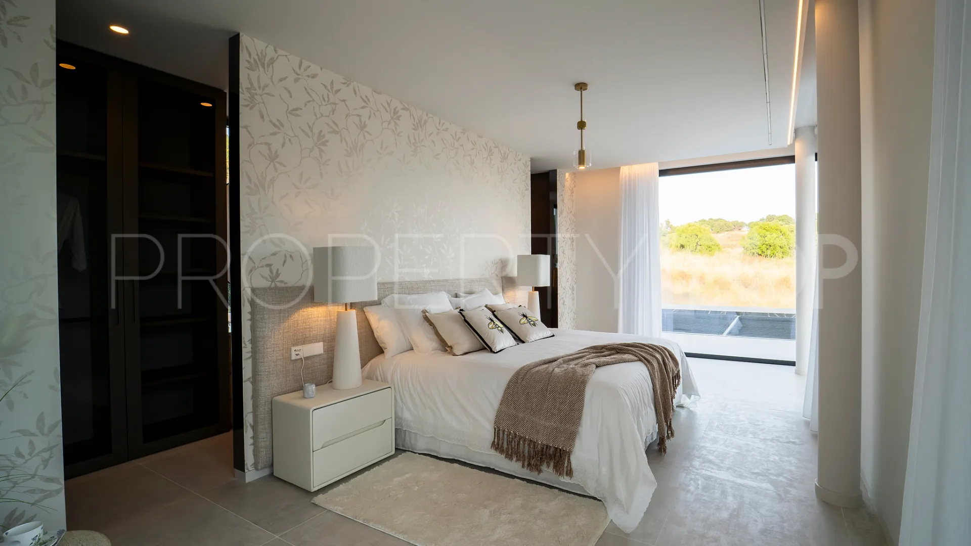 For sale Altos del Paraiso villa with 6 bedrooms