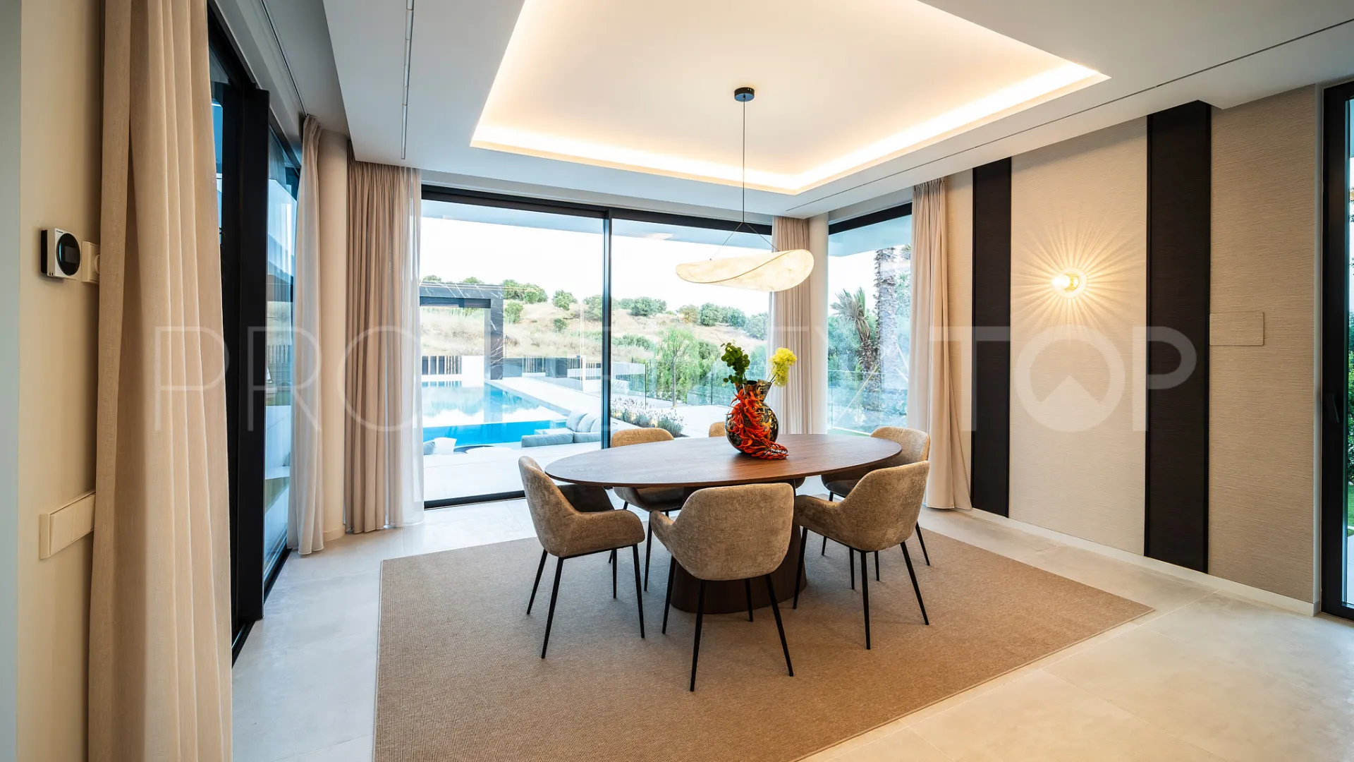 For sale Altos del Paraiso villa with 6 bedrooms