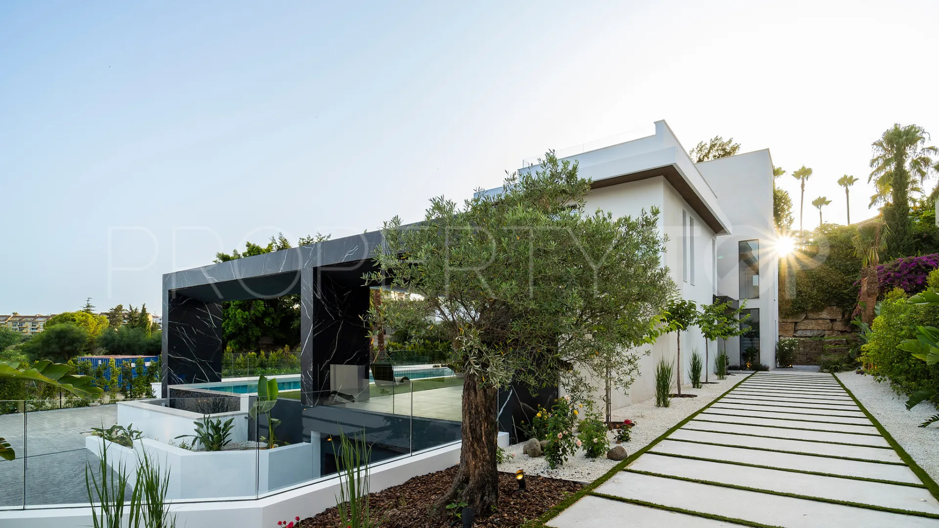 For sale Altos del Paraiso villa with 6 bedrooms