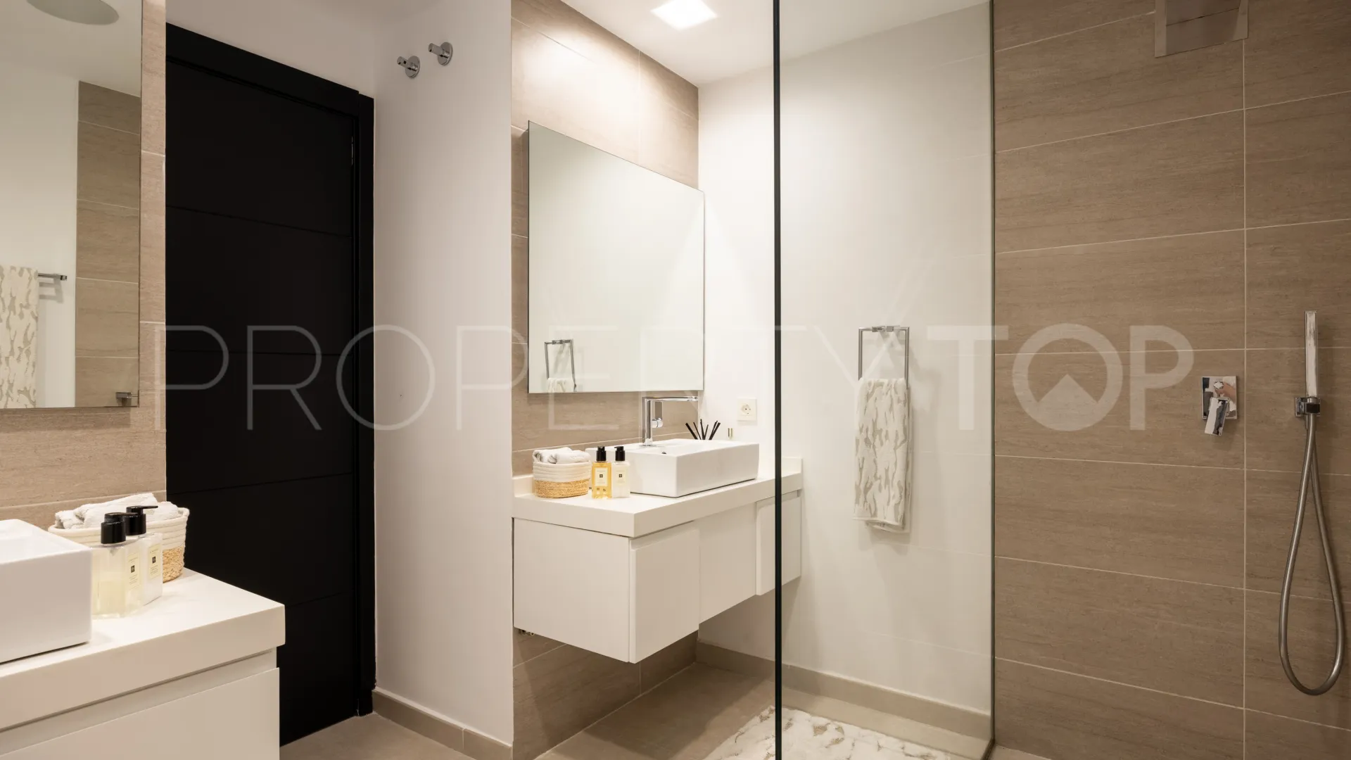 Nueva Andalucia, villa de 4 dormitorios a la venta