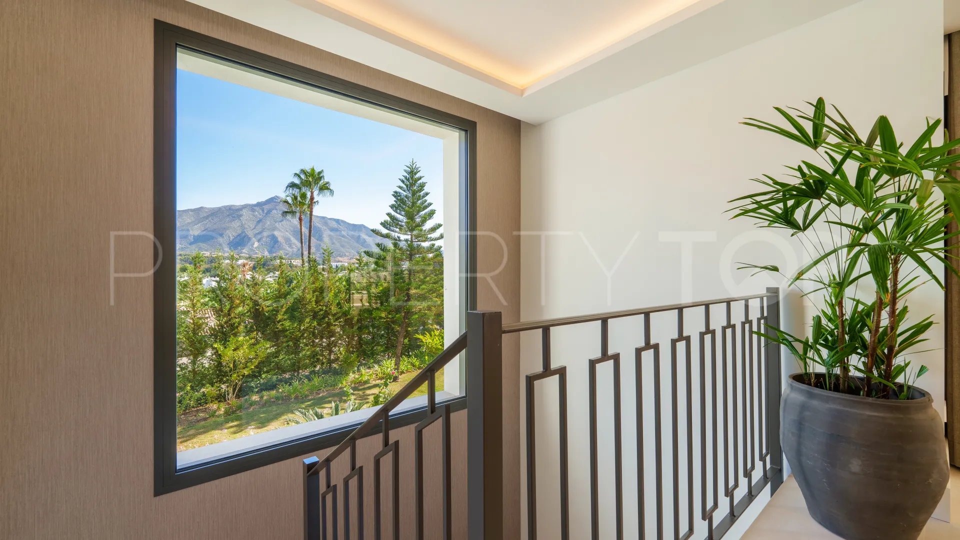 For sale villa in Las Brisas with 5 bedrooms