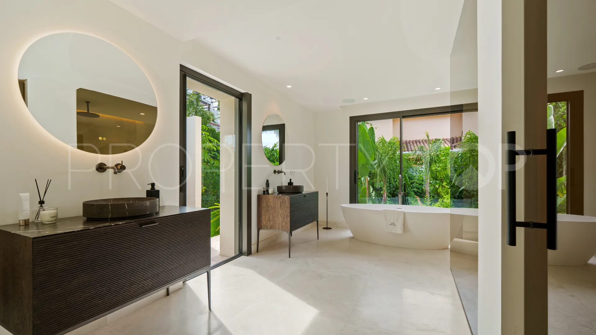 For sale villa in Las Brisas with 5 bedrooms