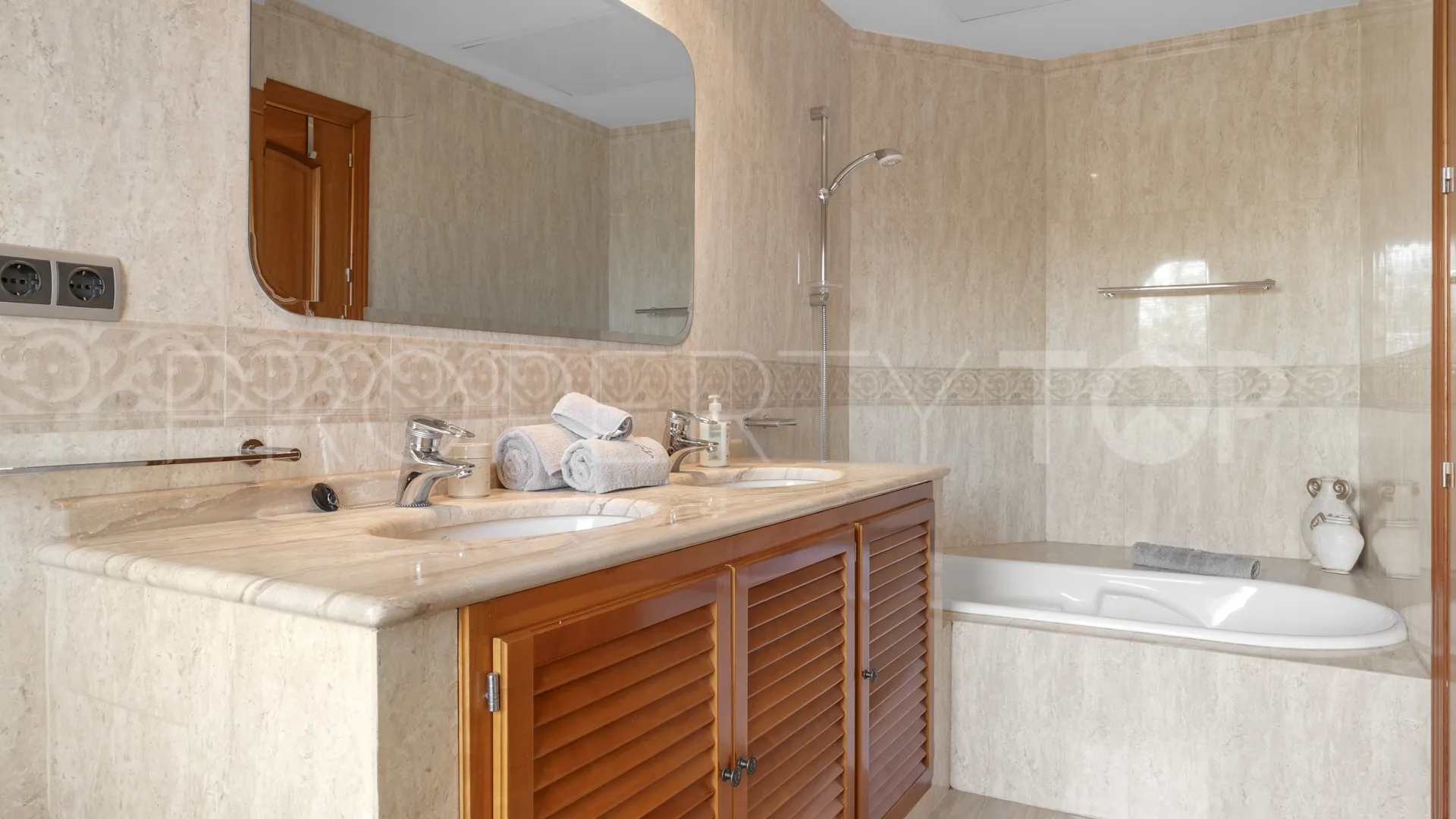Comprar villa en Puerto del Almendro con 5 dormitorios