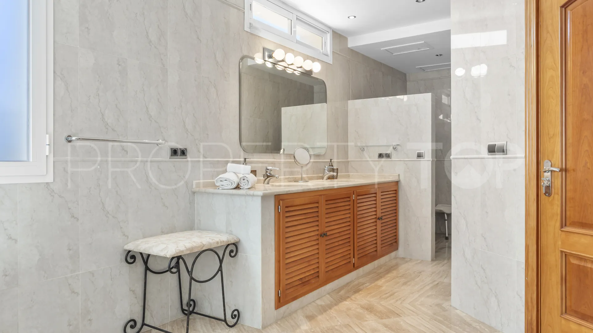 Comprar villa en Puerto del Almendro con 5 dormitorios