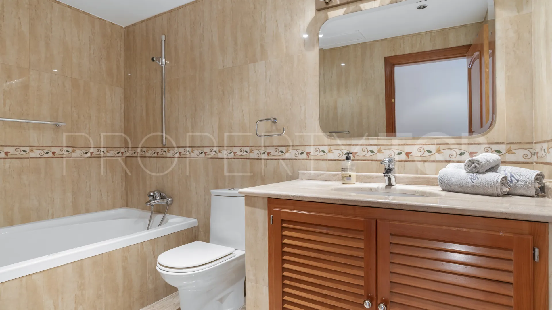 Comprar villa en Puerto del Almendro con 5 dormitorios