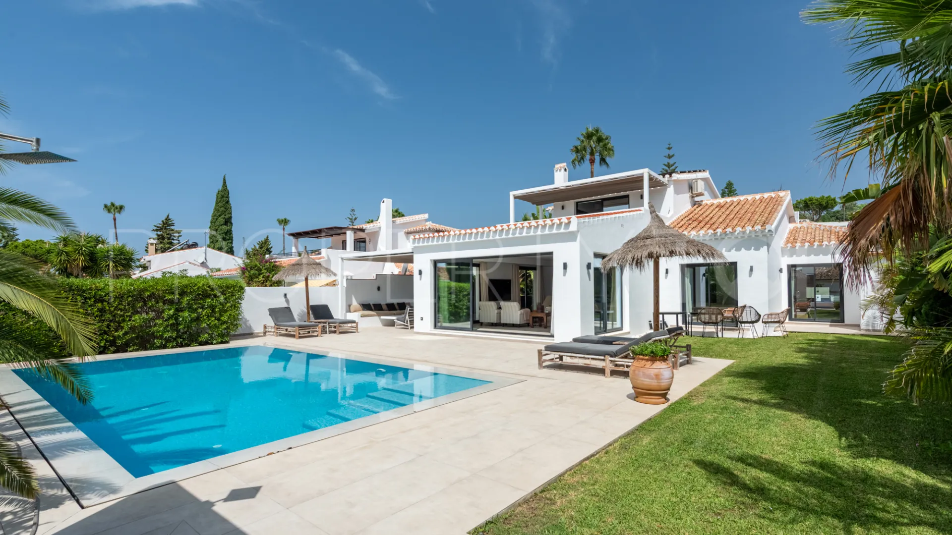 Se vende villa en Elviria
