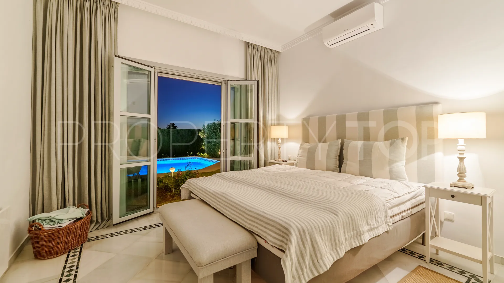 4 bedrooms villa in Sierra Blanca for sale