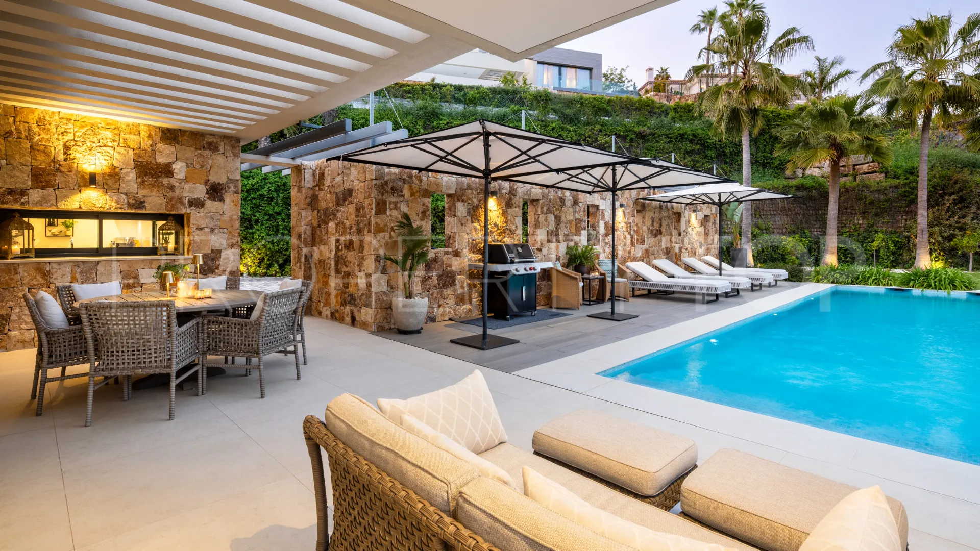 Villa with 5 bedrooms for sale in Nueva Andalucia