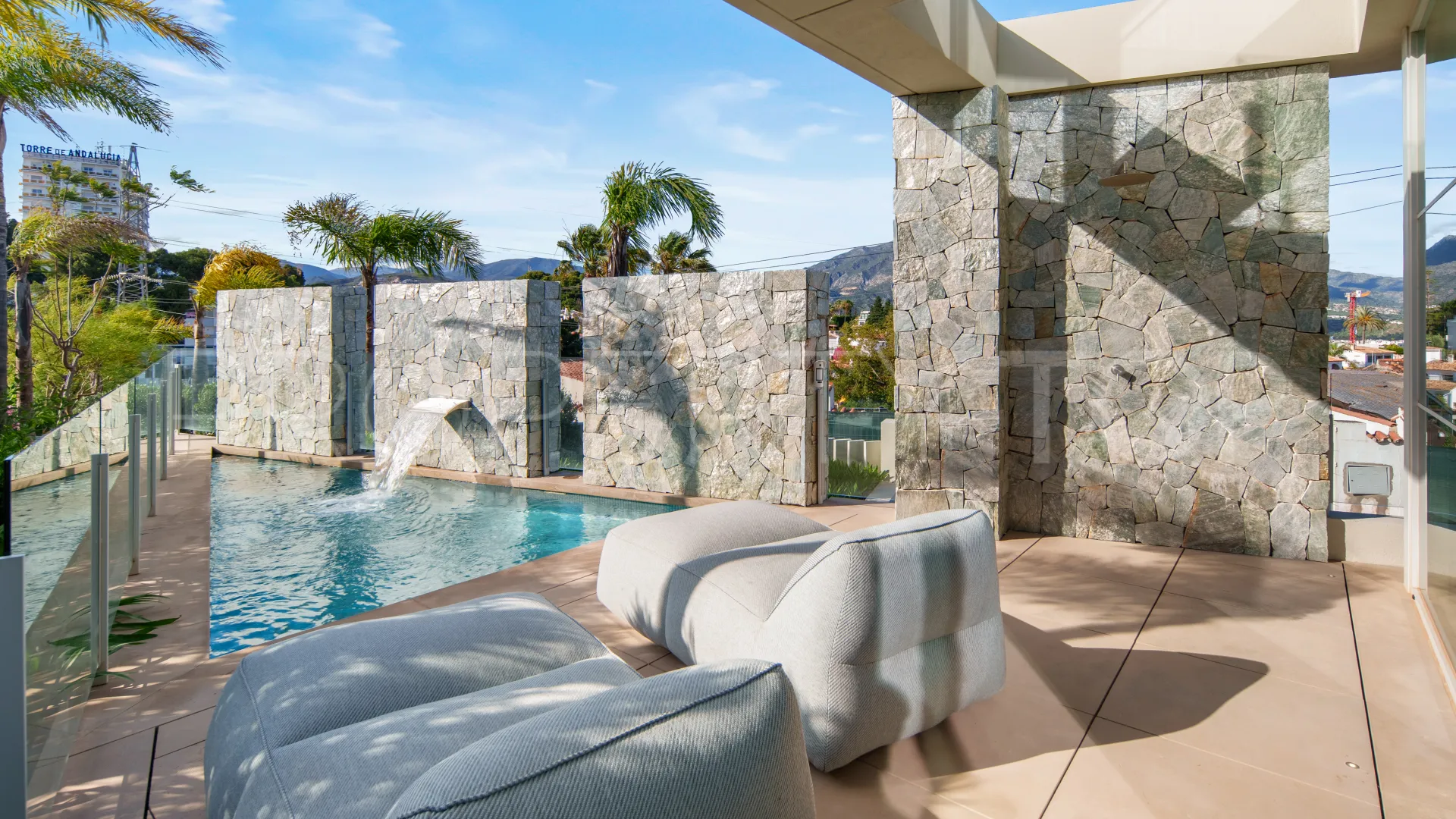 For sale villa with 4 bedrooms in Nueva Andalucia