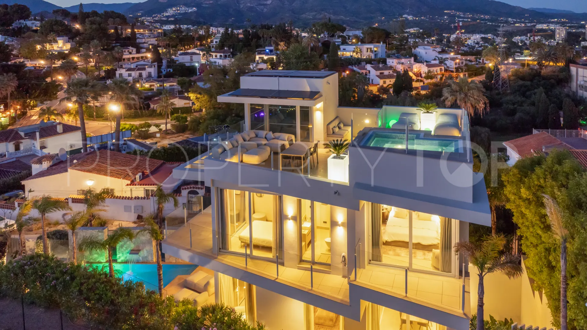 For sale villa with 4 bedrooms in Nueva Andalucia
