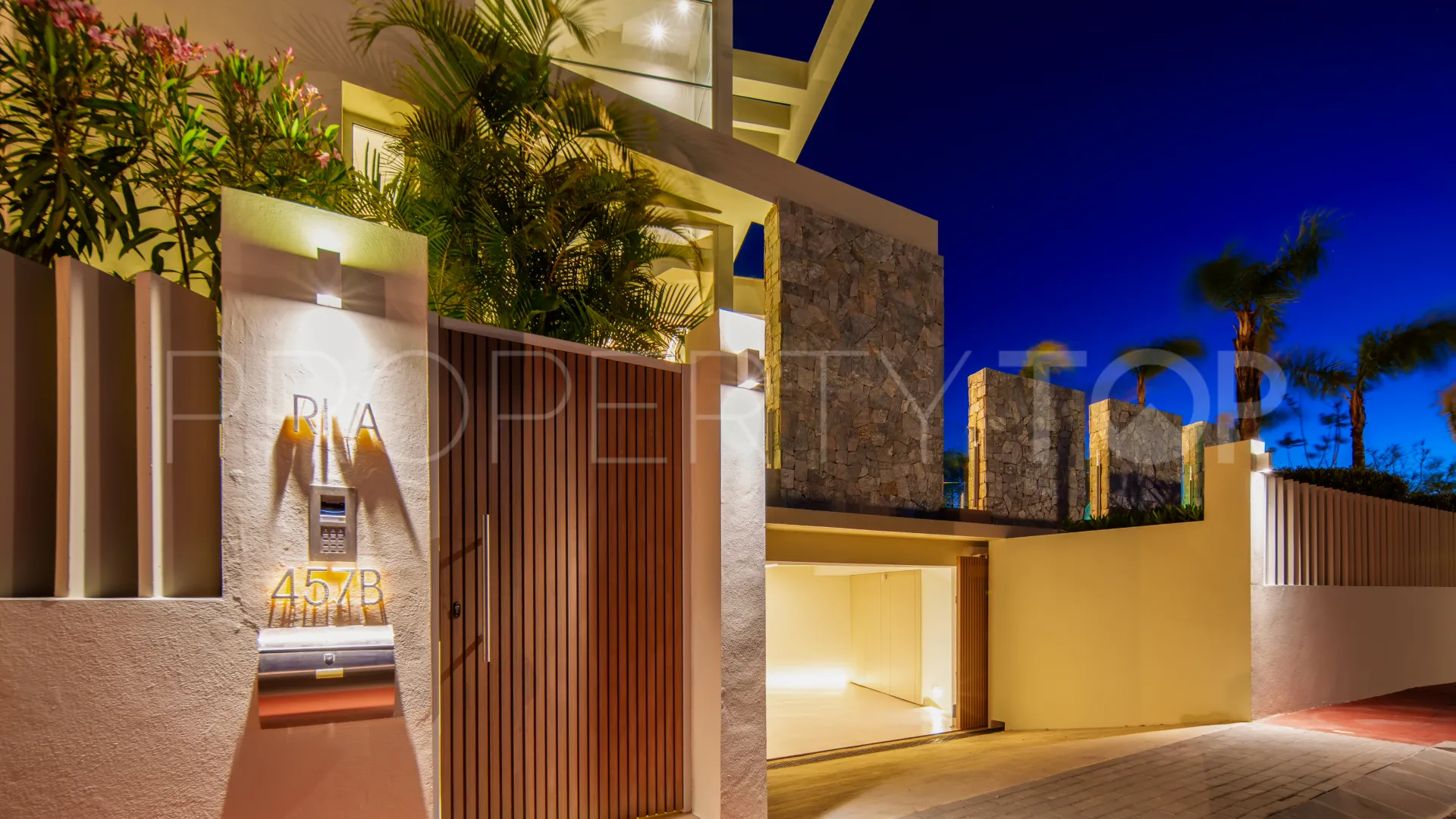 For sale villa with 4 bedrooms in Nueva Andalucia