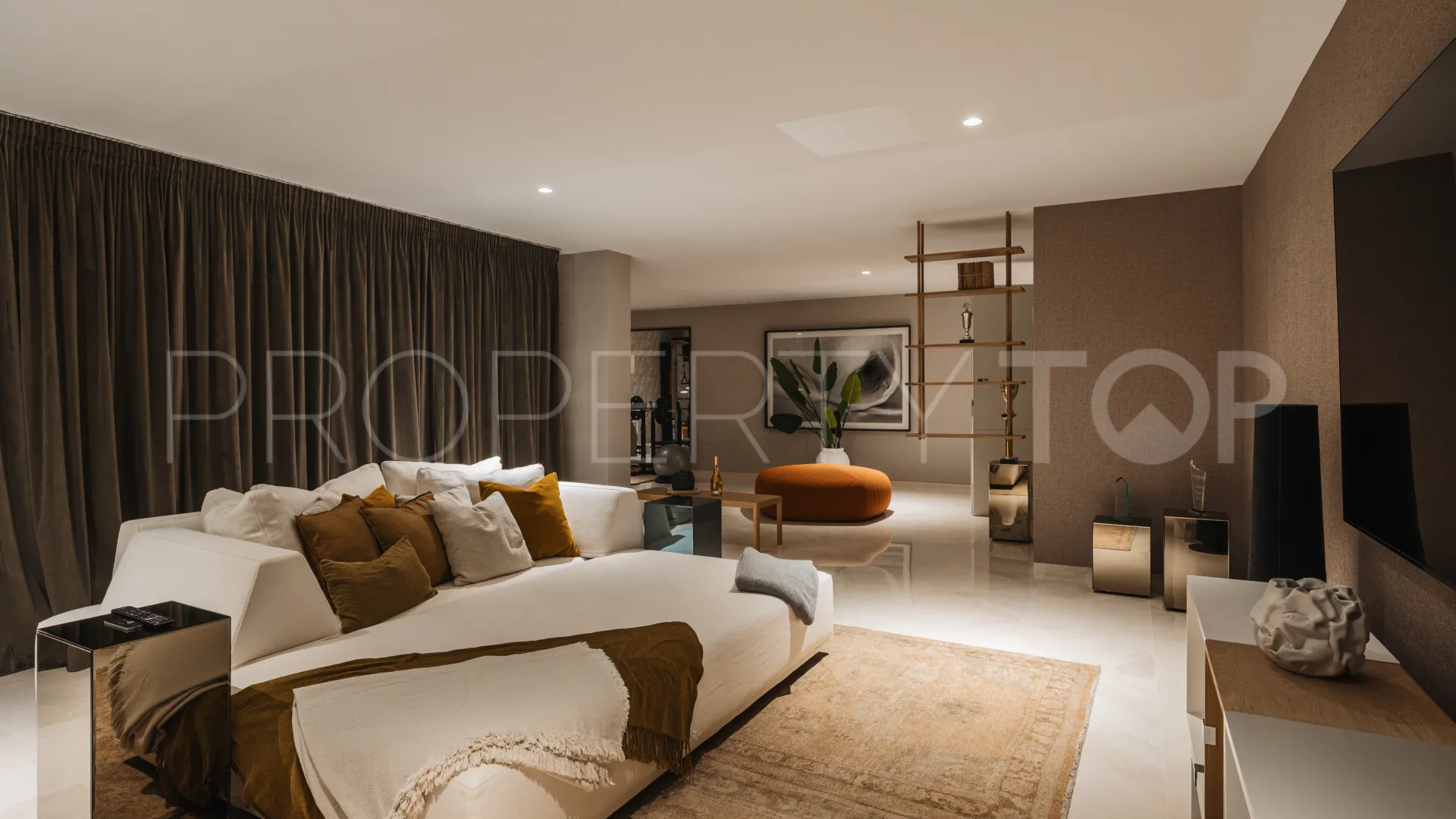 Villa en venta en Nueva Andalucia con 5 dormitorios