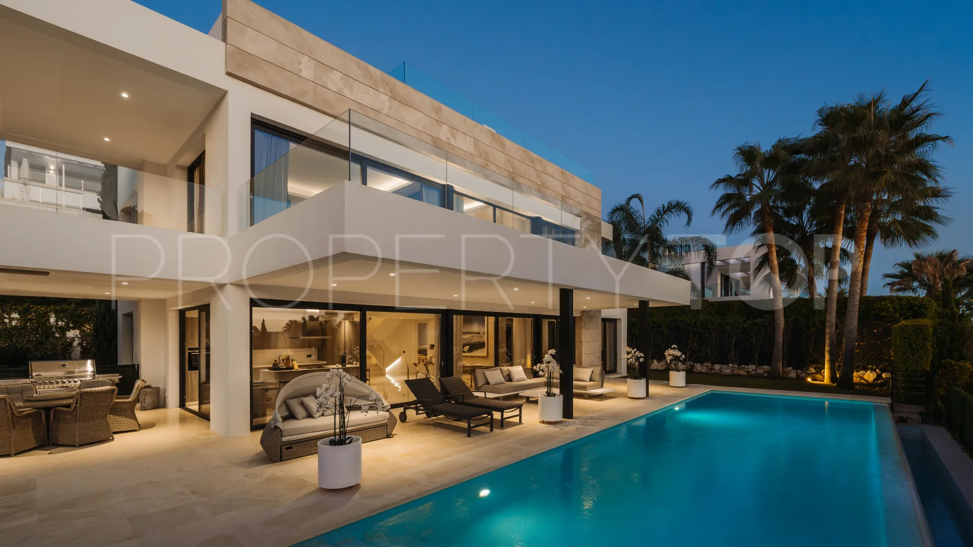 Villa en venta en Nueva Andalucia con 5 dormitorios