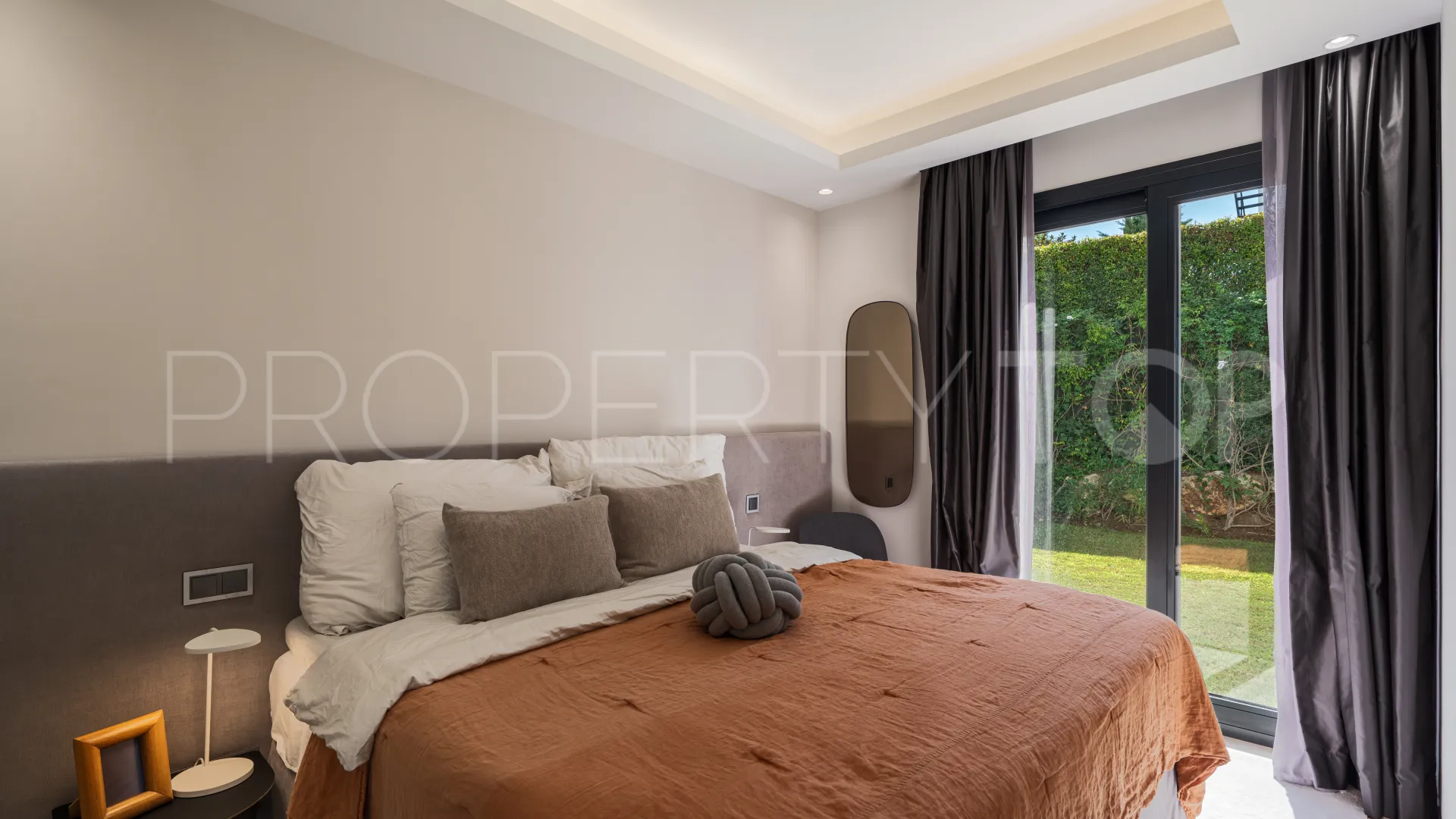 Villa en venta en Nueva Andalucia con 5 dormitorios
