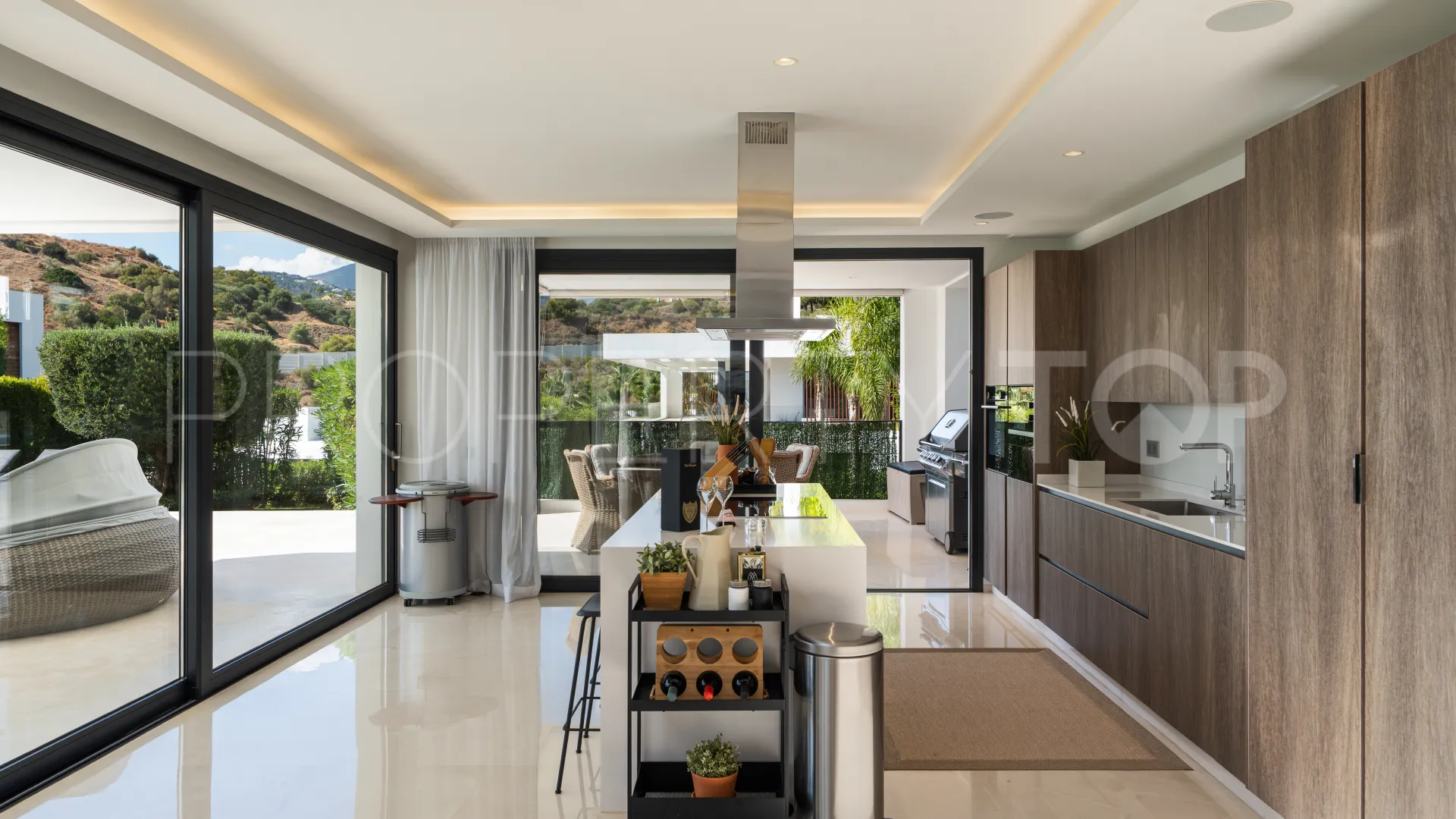 Villa en venta en Nueva Andalucia con 5 dormitorios