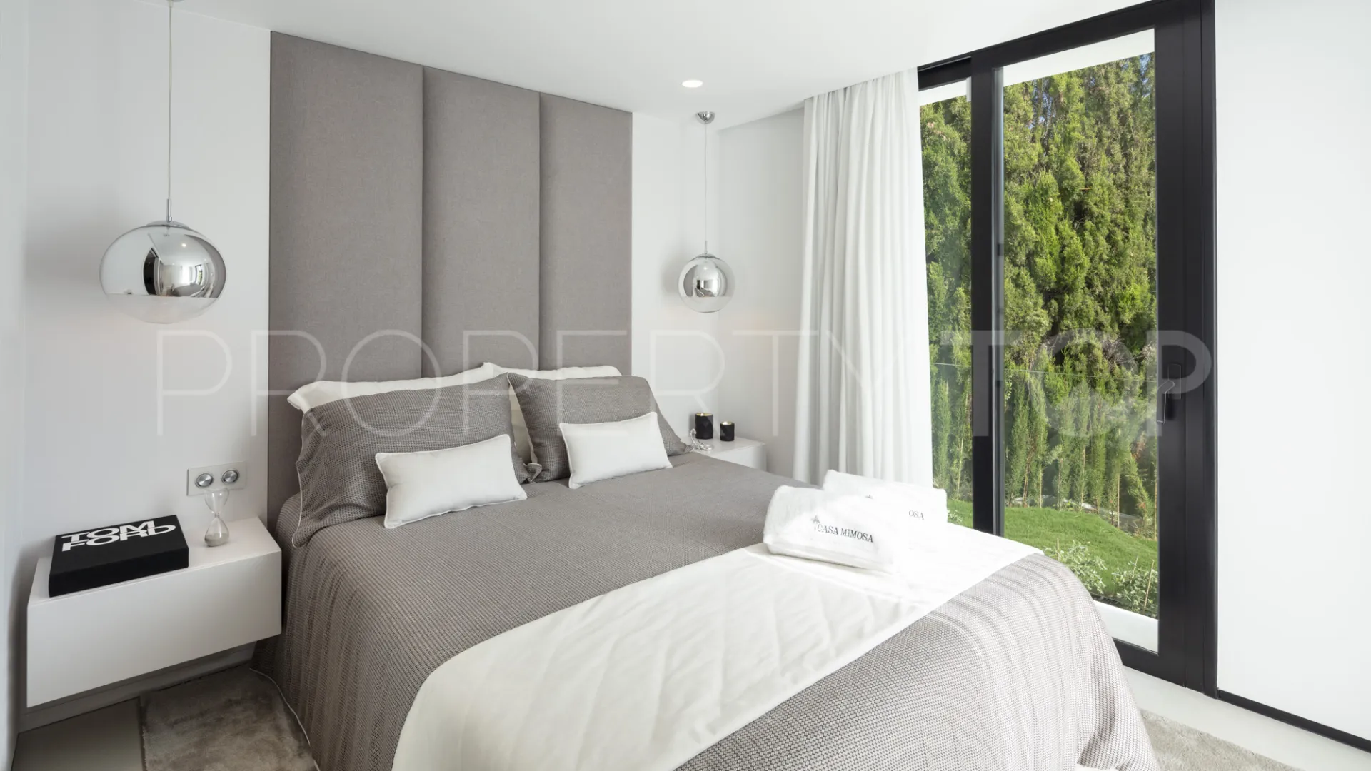 5 bedrooms villa for sale in Nueva Andalucia