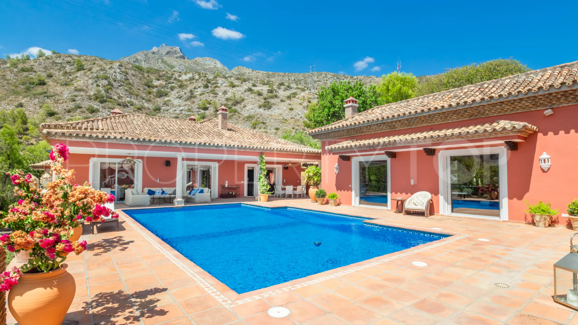 Villa a la venta de 10 dormitorios en Sierra Blanca