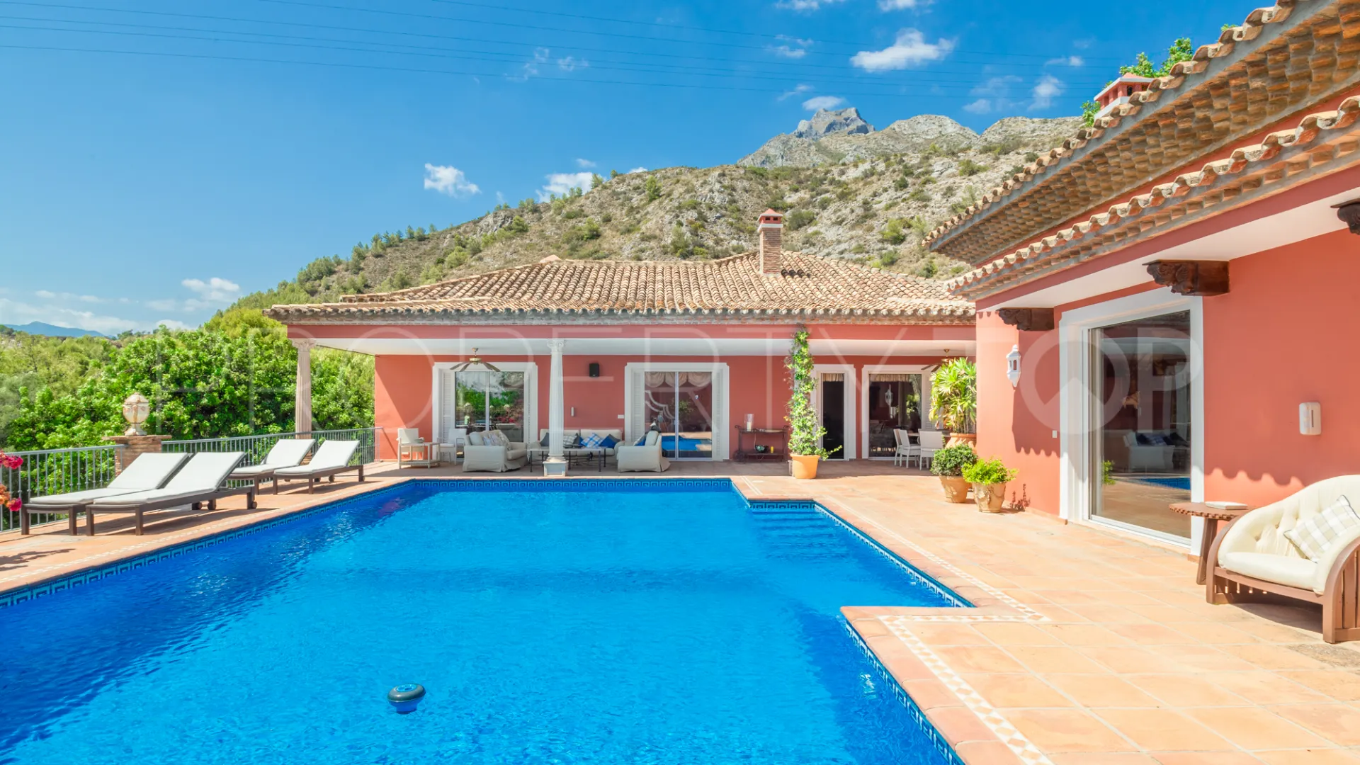 Villa a la venta de 10 dormitorios en Sierra Blanca