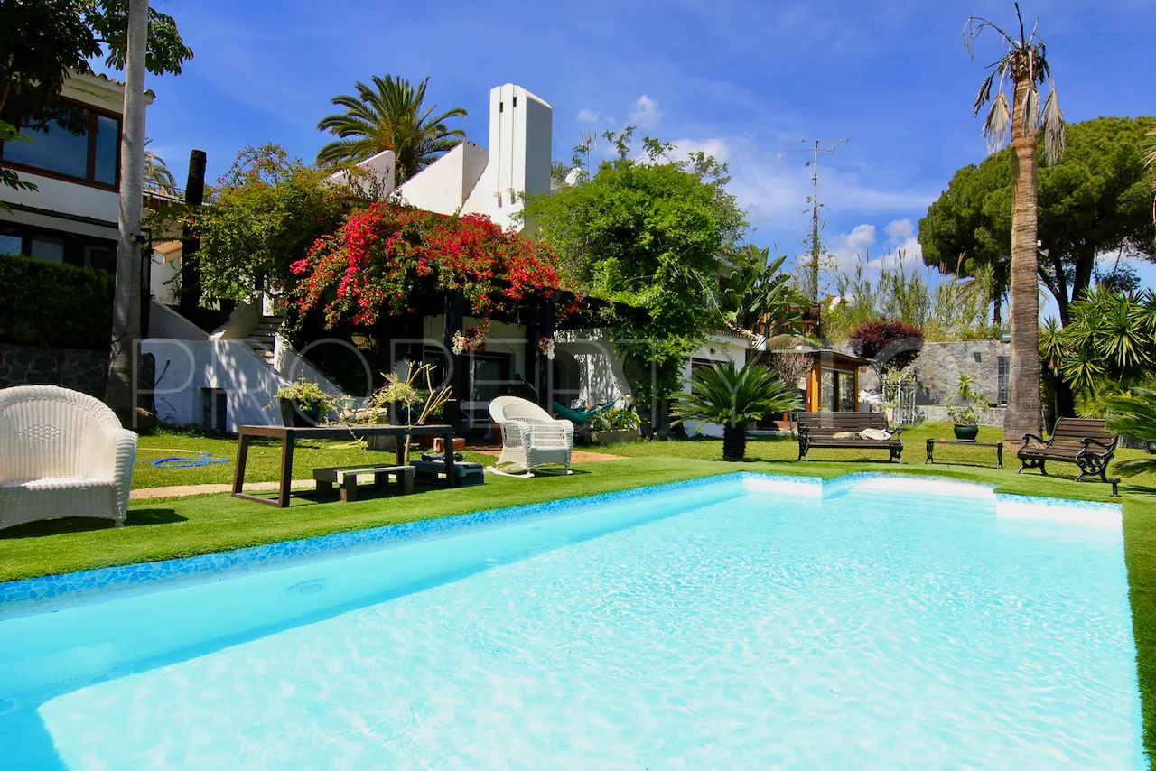 Se vende villa en Las Brisas de 7 dormitorios