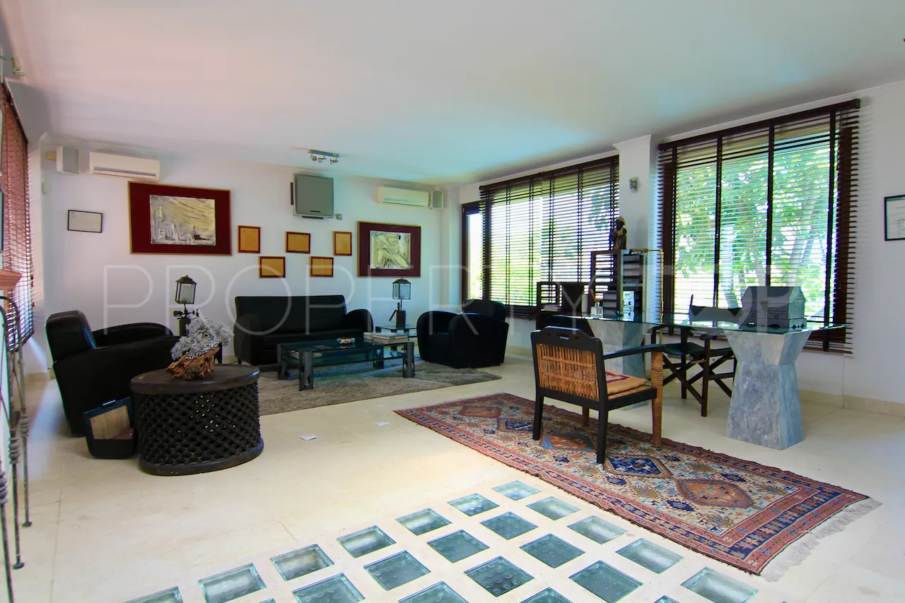 Se vende villa en Las Brisas de 7 dormitorios