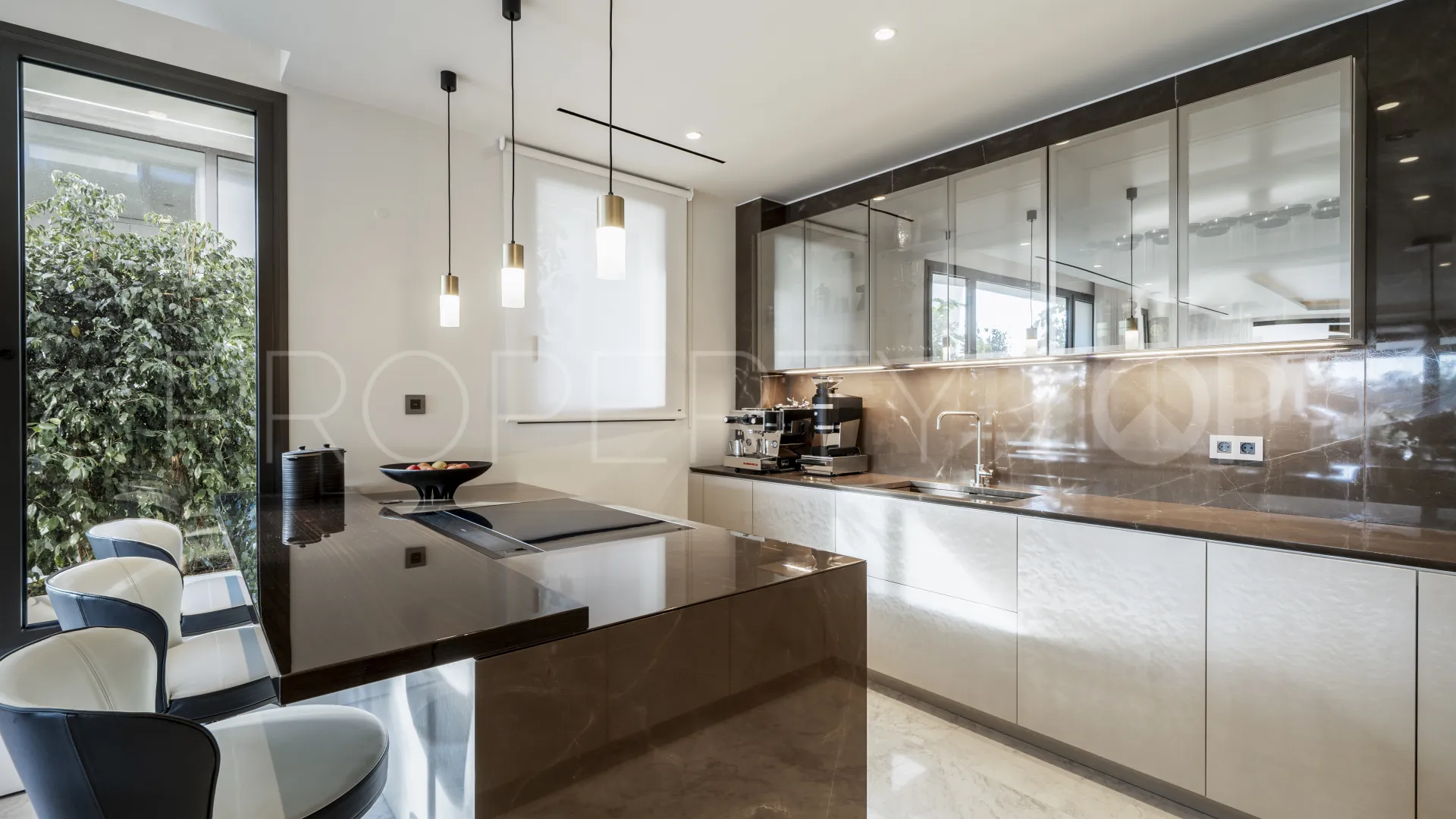 Comprar apartamento planta baja de 5 dormitorios en Epic Marbella