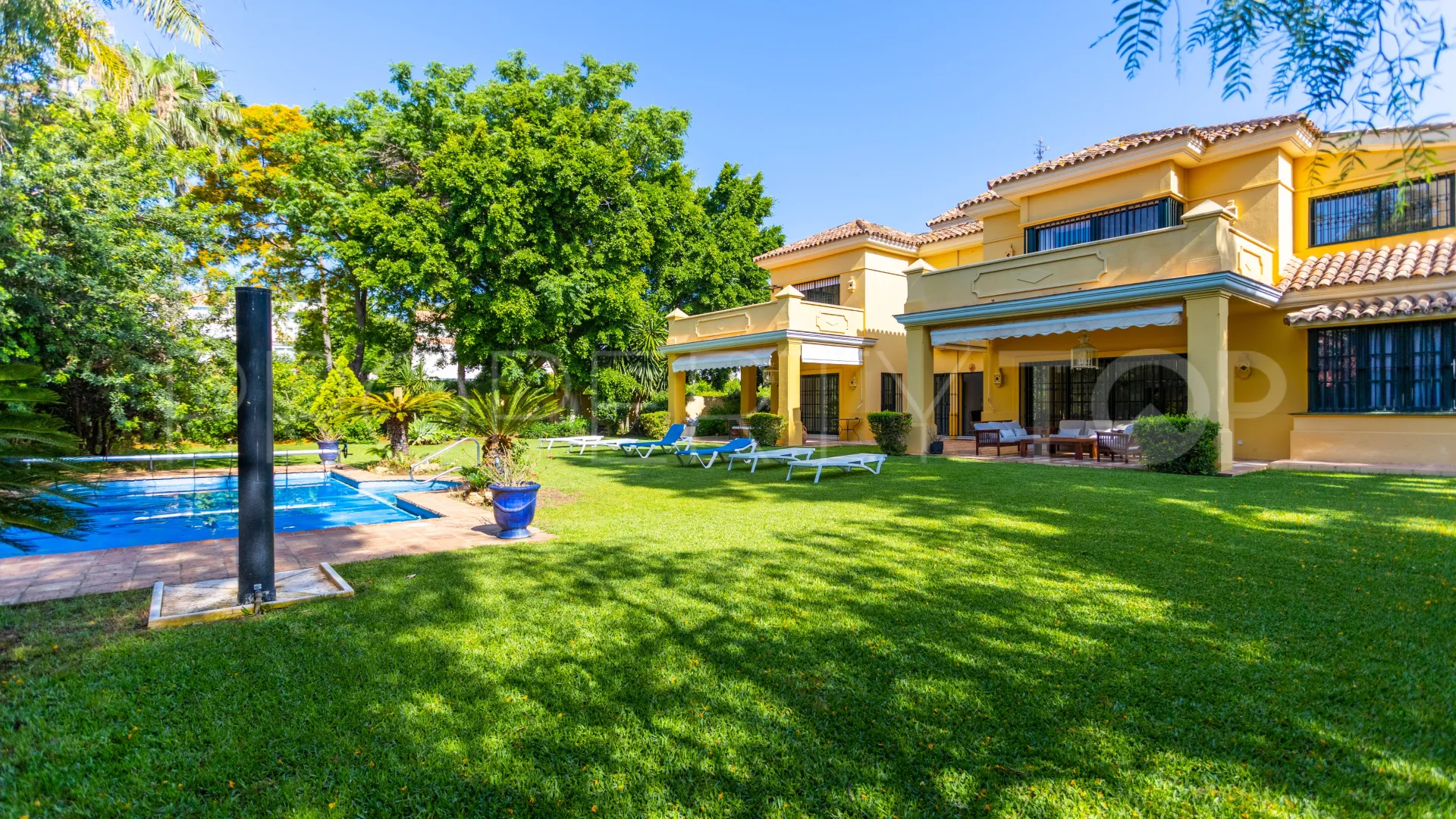 Villa en venta en Guadalmina Baja con 5 dormitorios
