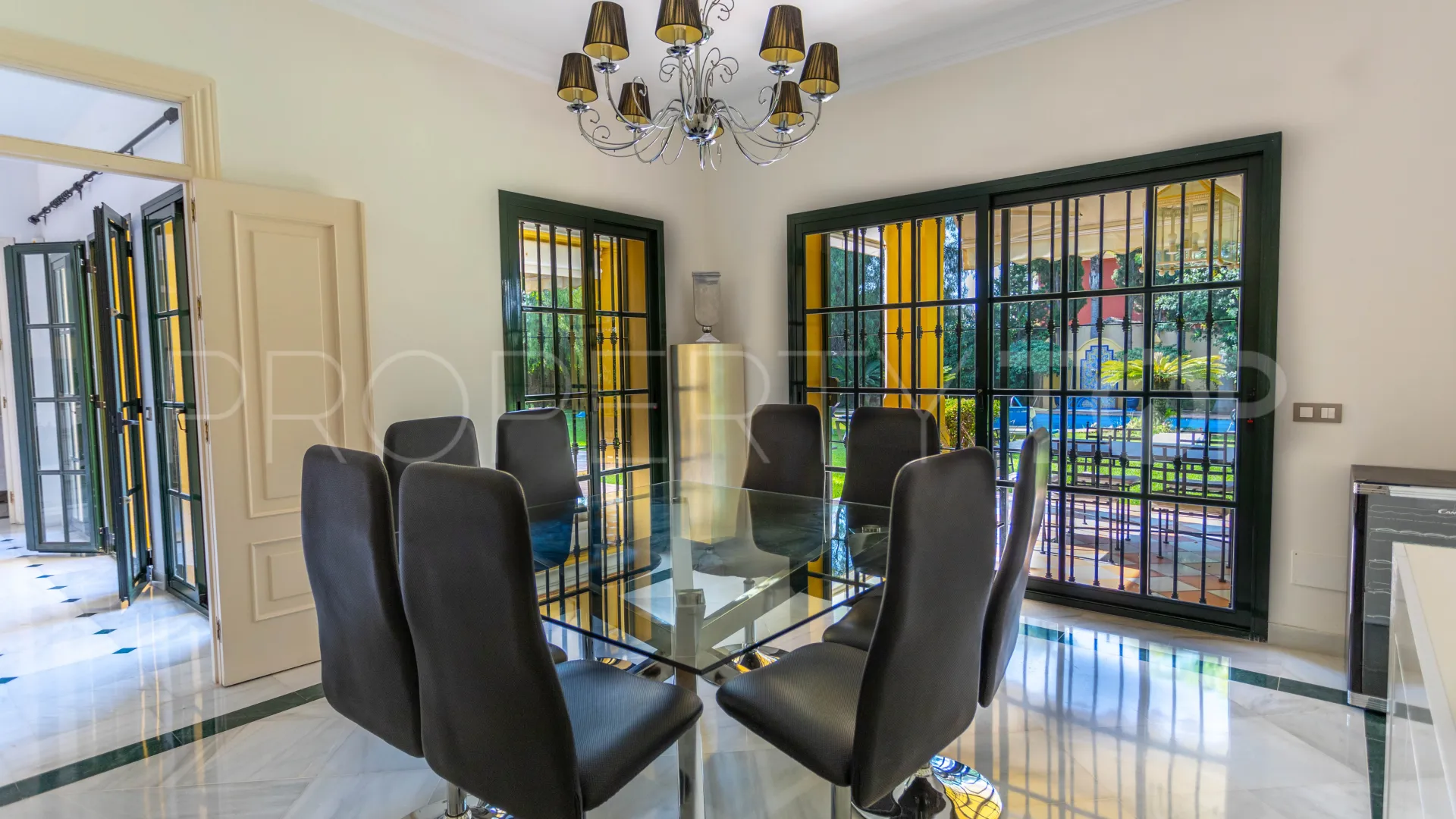 Villa en venta en Guadalmina Baja con 5 dormitorios