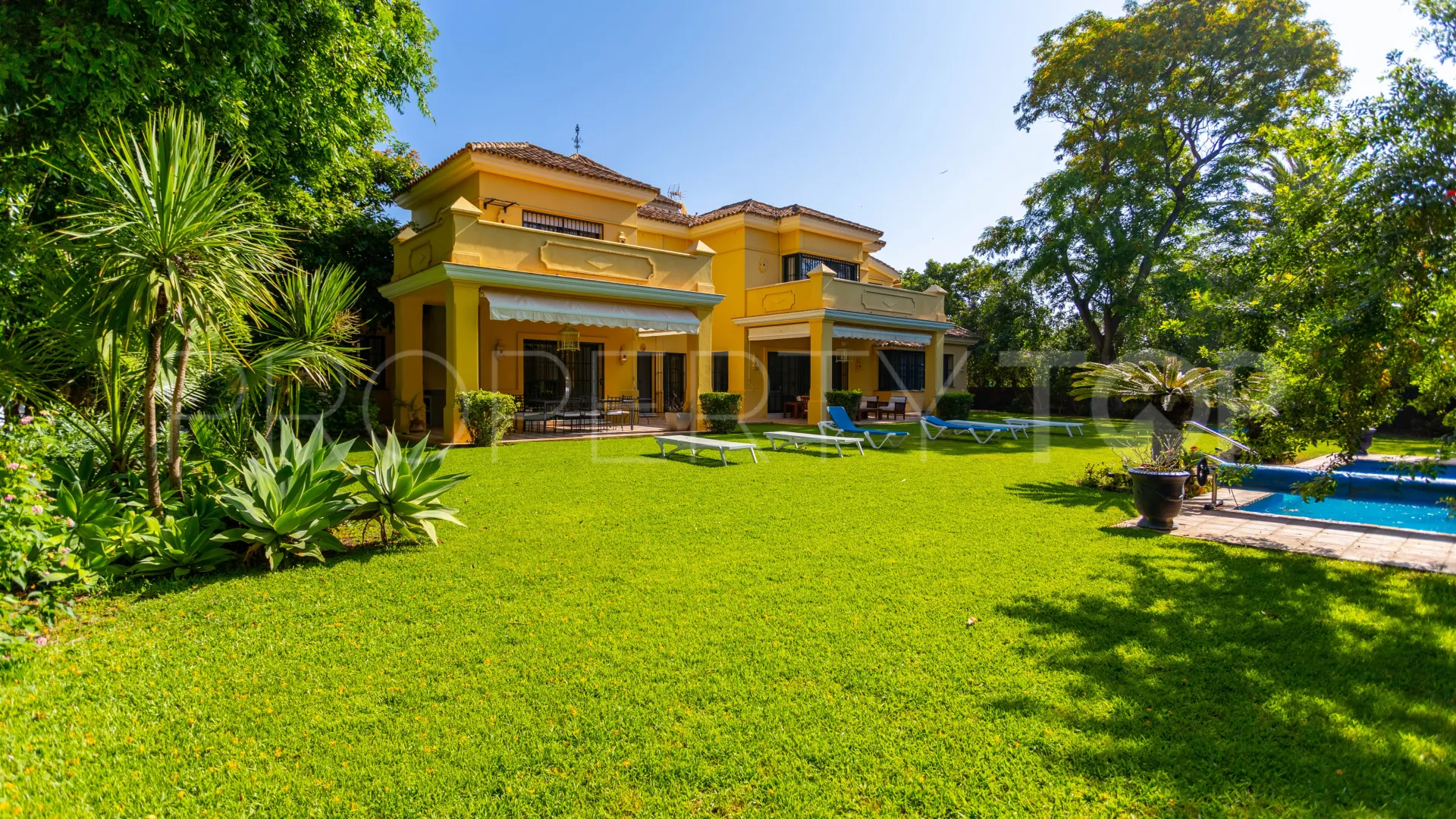 Villa en venta en Guadalmina Baja con 5 dormitorios