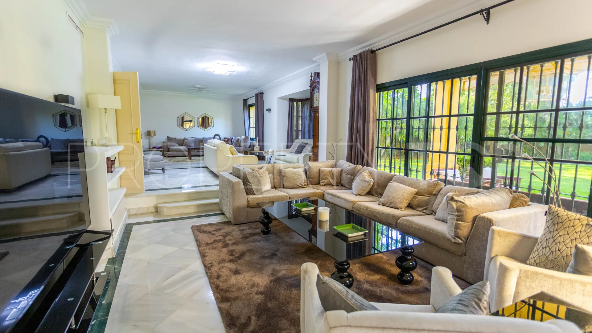 Villa en venta en Guadalmina Baja con 5 dormitorios