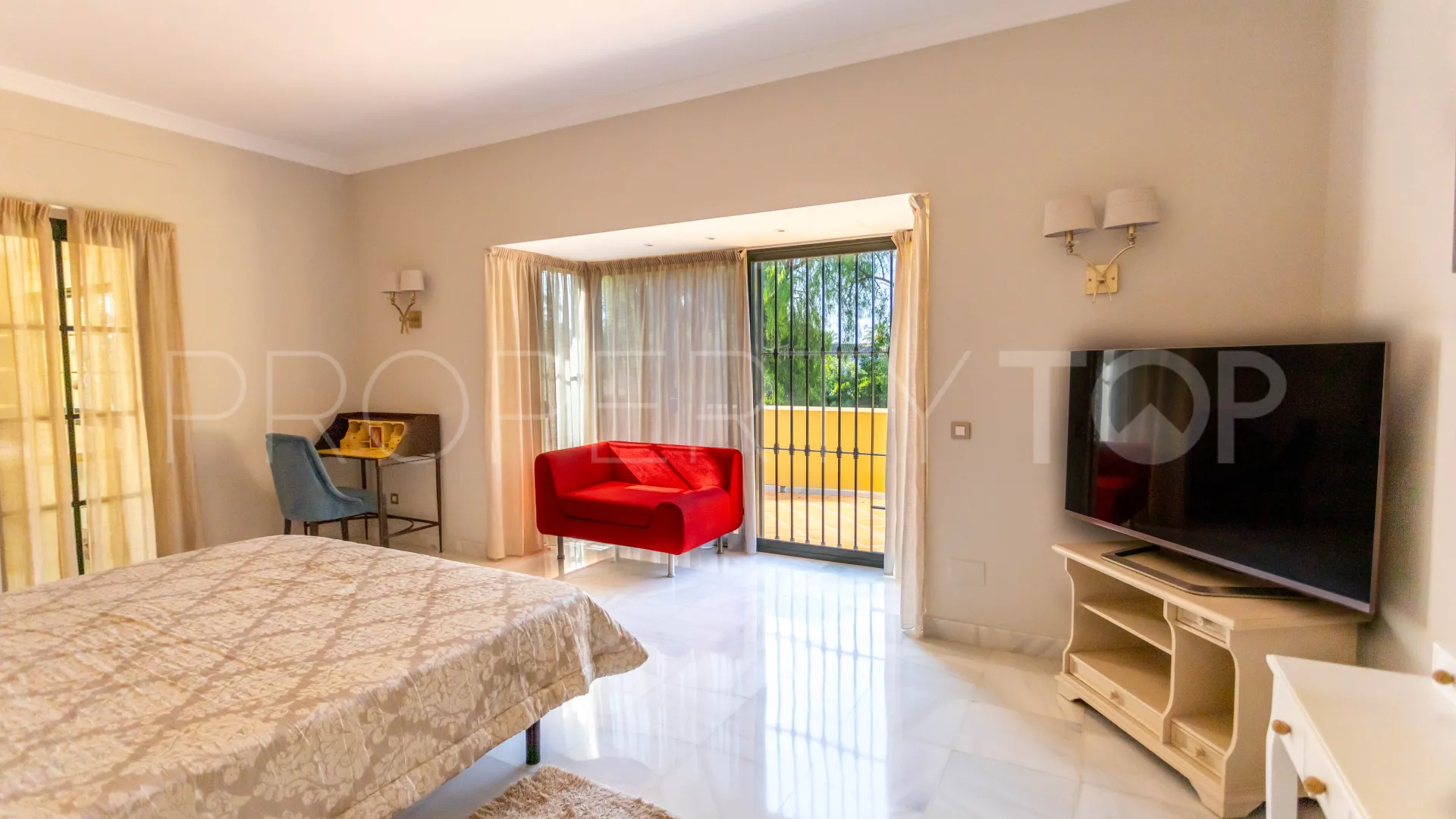 Villa en venta en Guadalmina Baja con 5 dormitorios