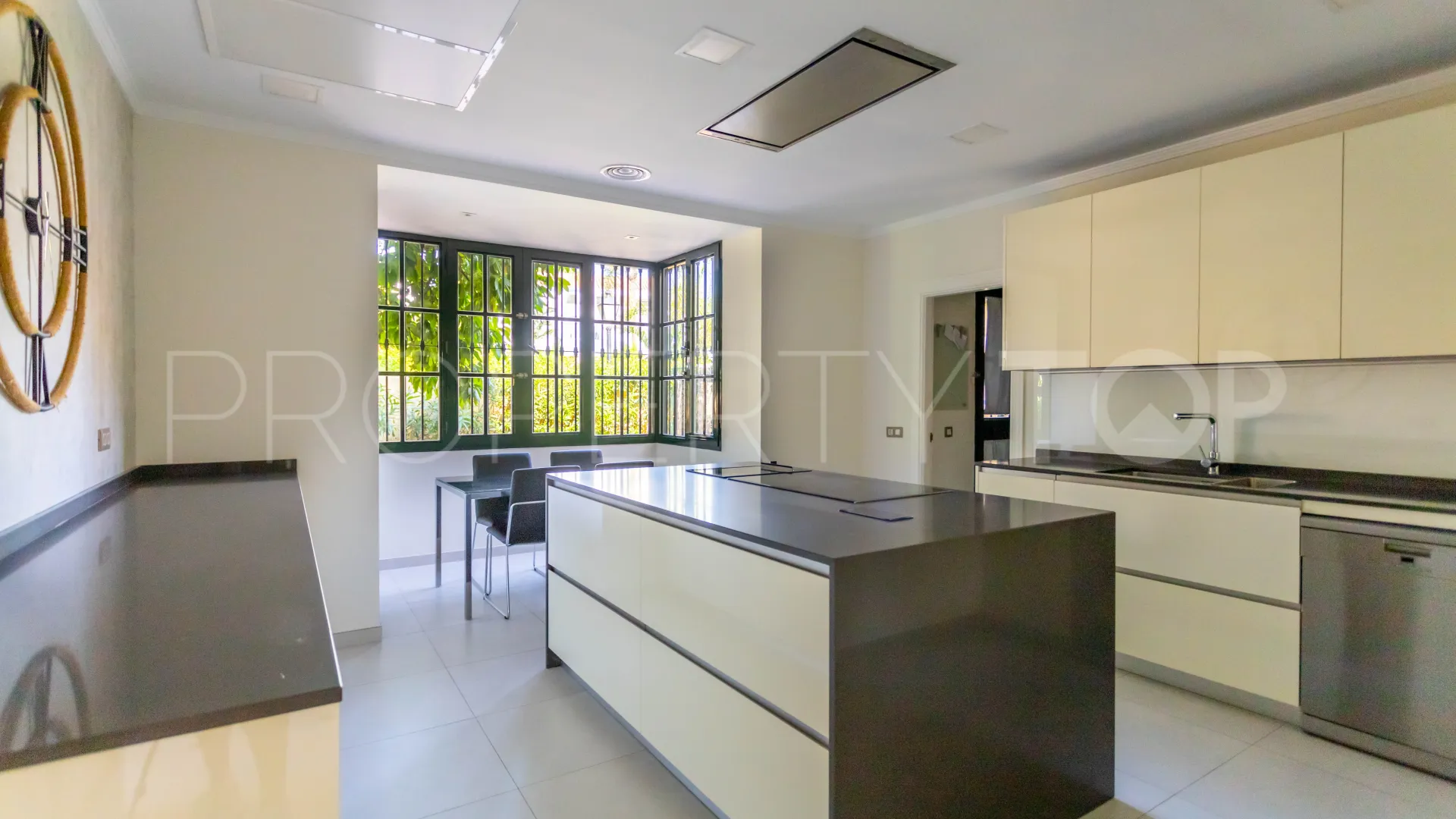 Villa en venta en Guadalmina Baja con 5 dormitorios