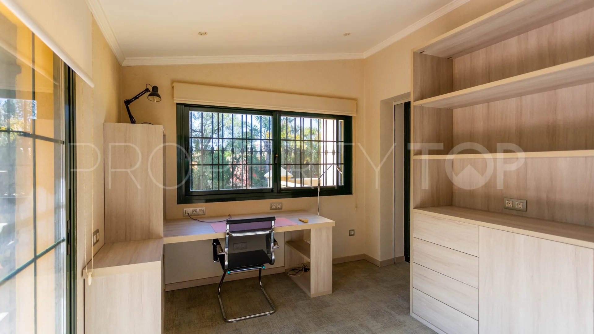 Villa en venta en Guadalmina Baja con 5 dormitorios