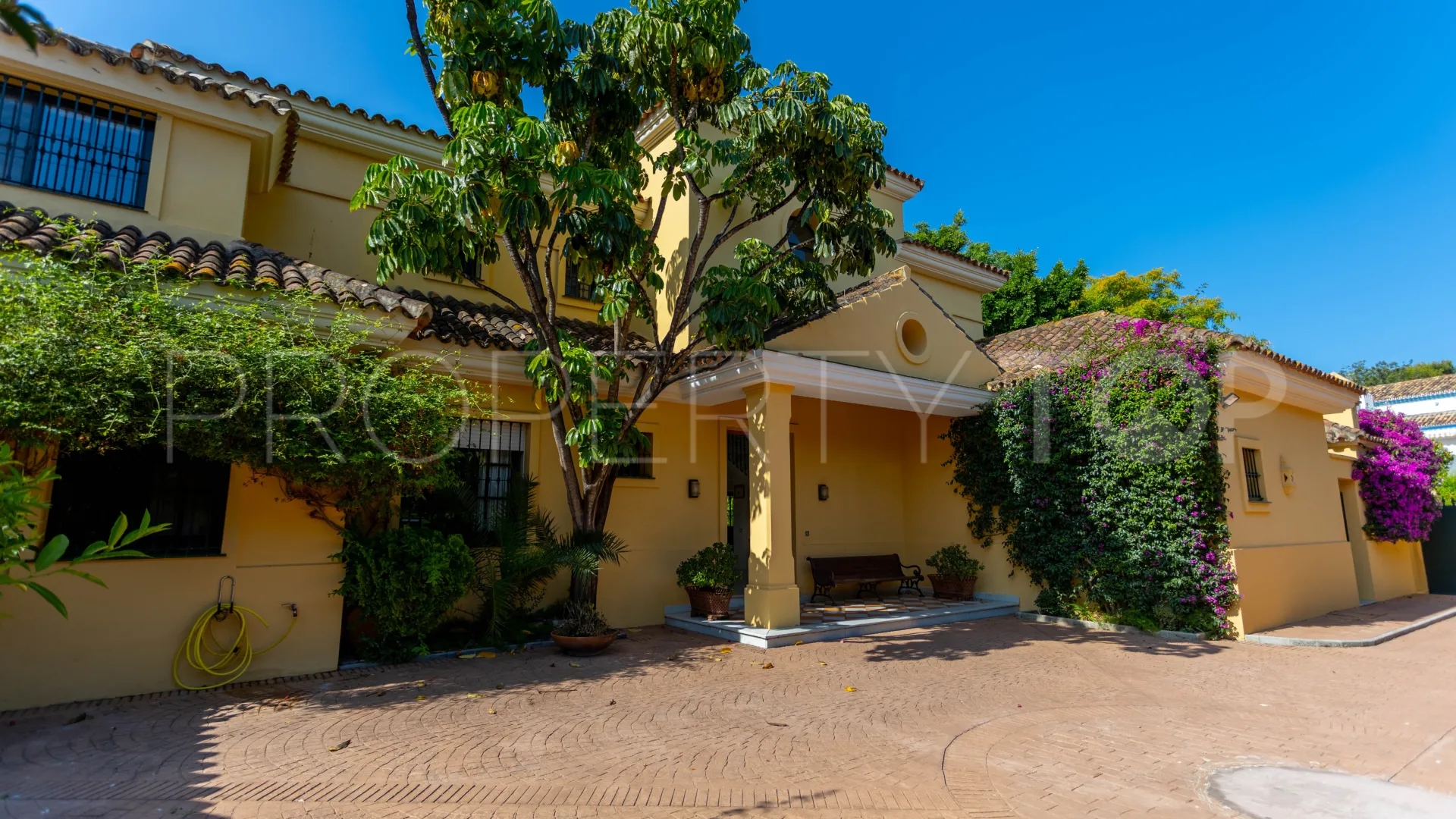 Villa en venta en Guadalmina Baja con 5 dormitorios