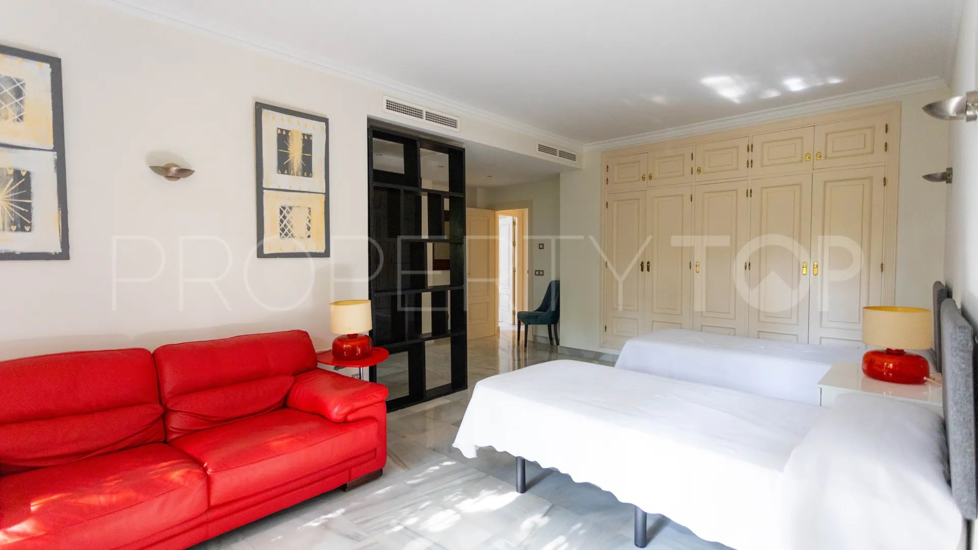 Villa en venta en Guadalmina Baja con 5 dormitorios