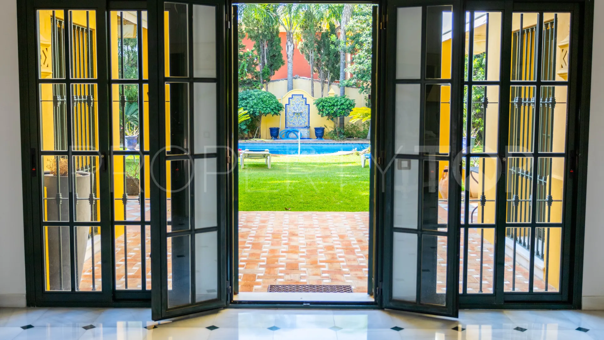 Villa en venta en Guadalmina Baja con 5 dormitorios