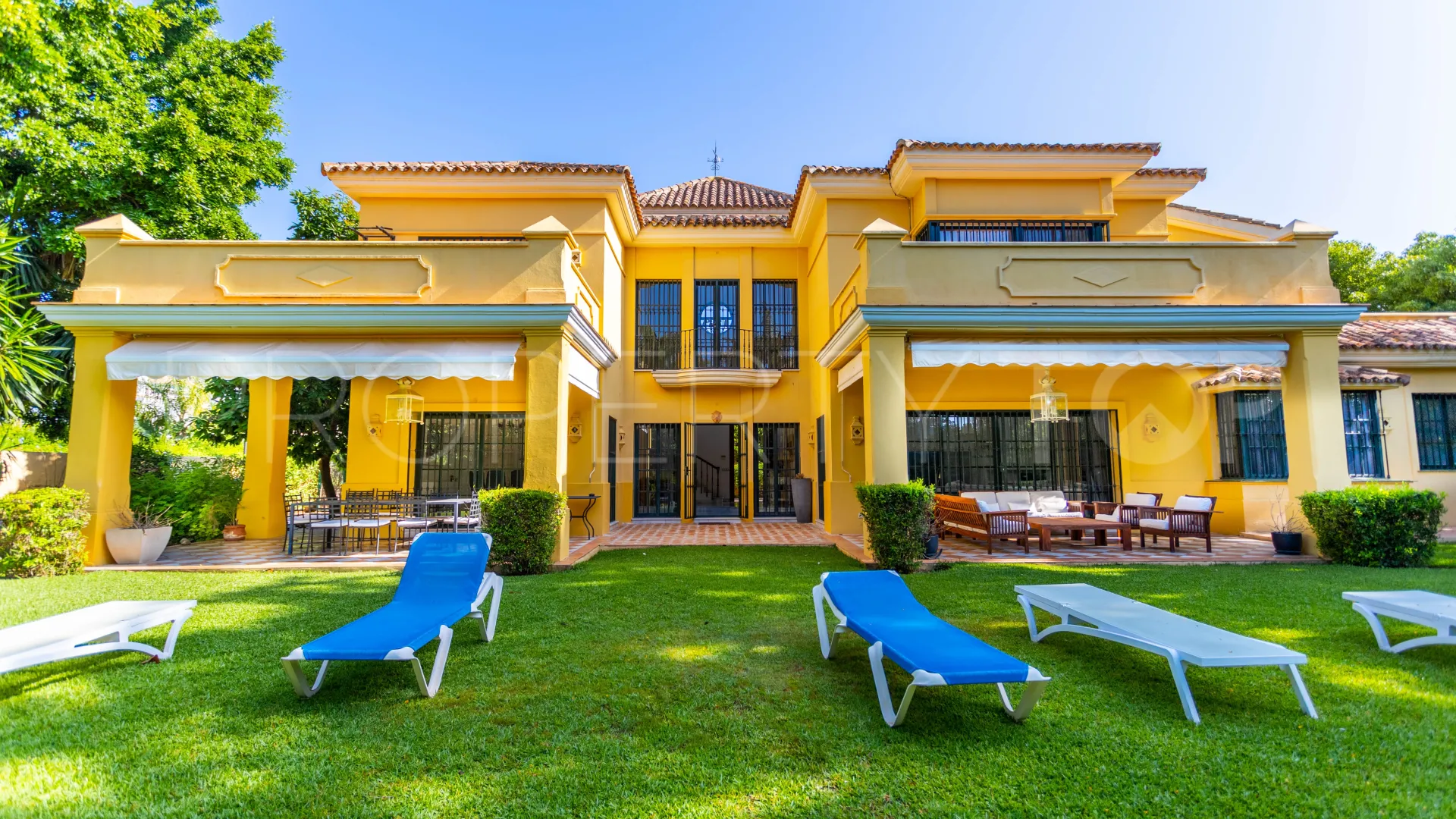 Villa en venta en Guadalmina Baja con 5 dormitorios