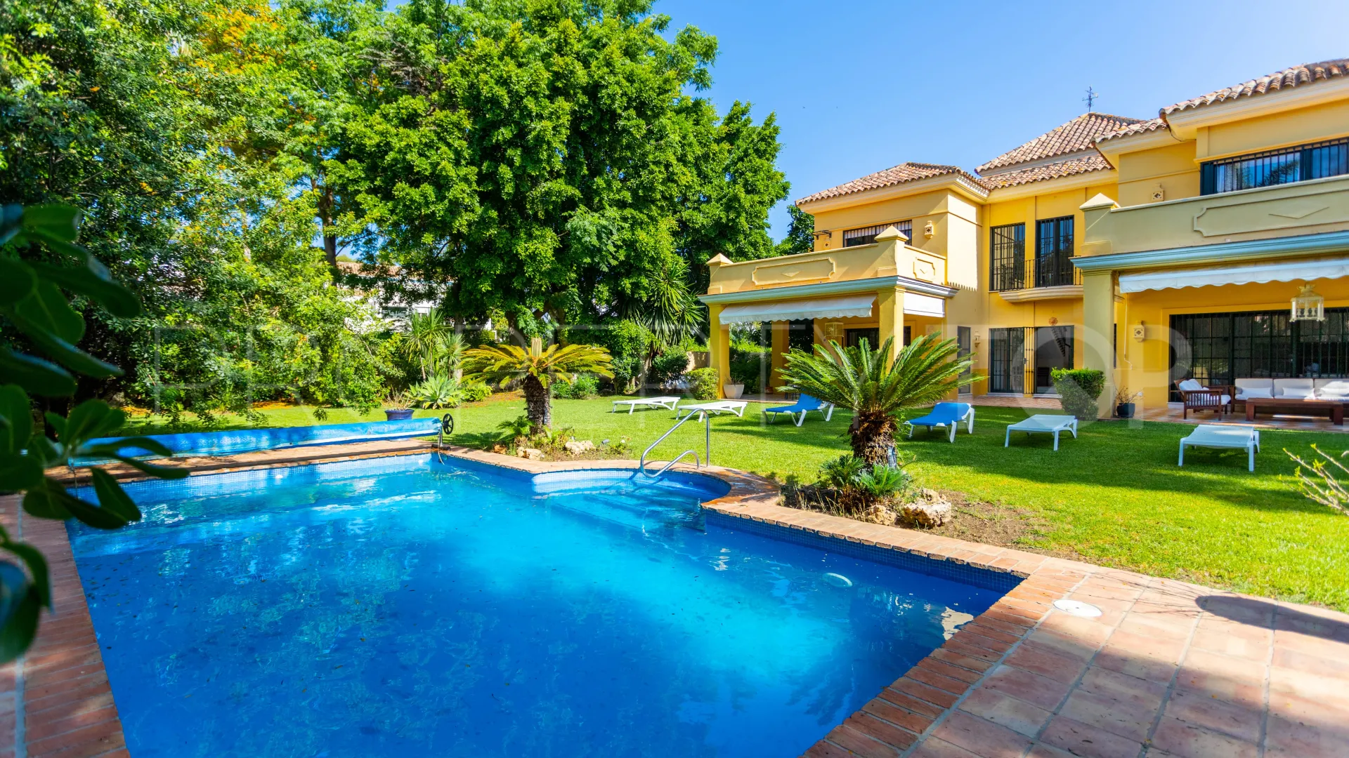 Villa en venta en Guadalmina Baja con 5 dormitorios