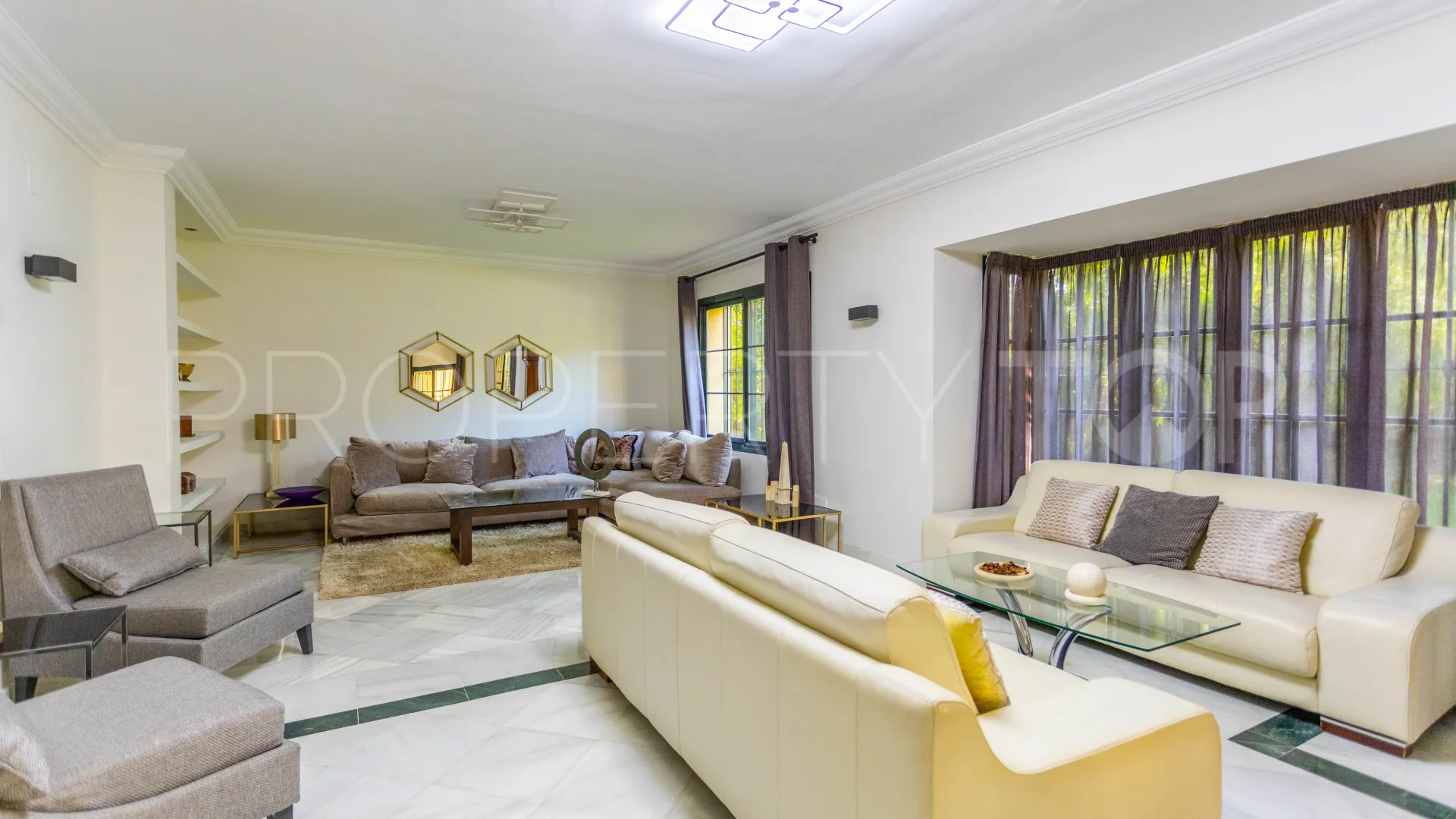 Villa en venta en Guadalmina Baja con 5 dormitorios