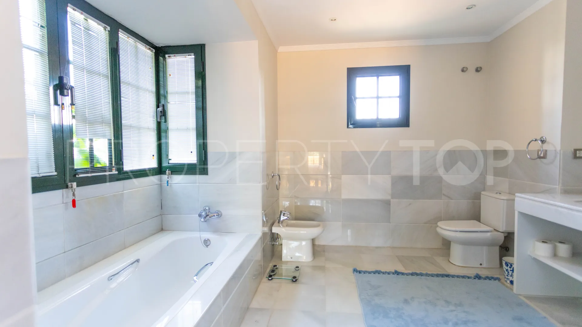 Villa en venta en Guadalmina Baja con 5 dormitorios
