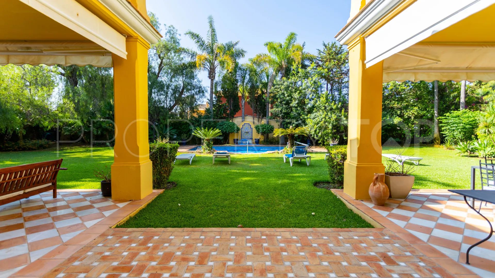 Villa en venta en Guadalmina Baja con 5 dormitorios