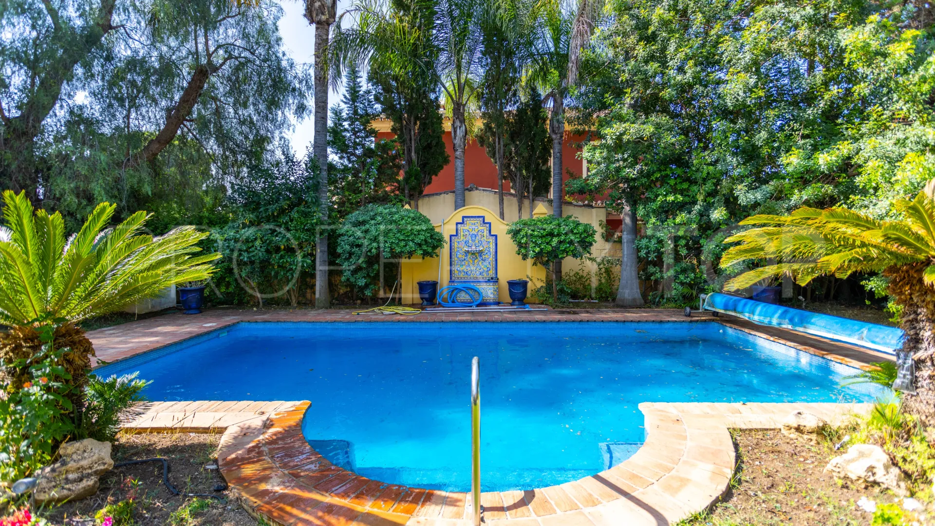Villa en venta en Guadalmina Baja con 5 dormitorios